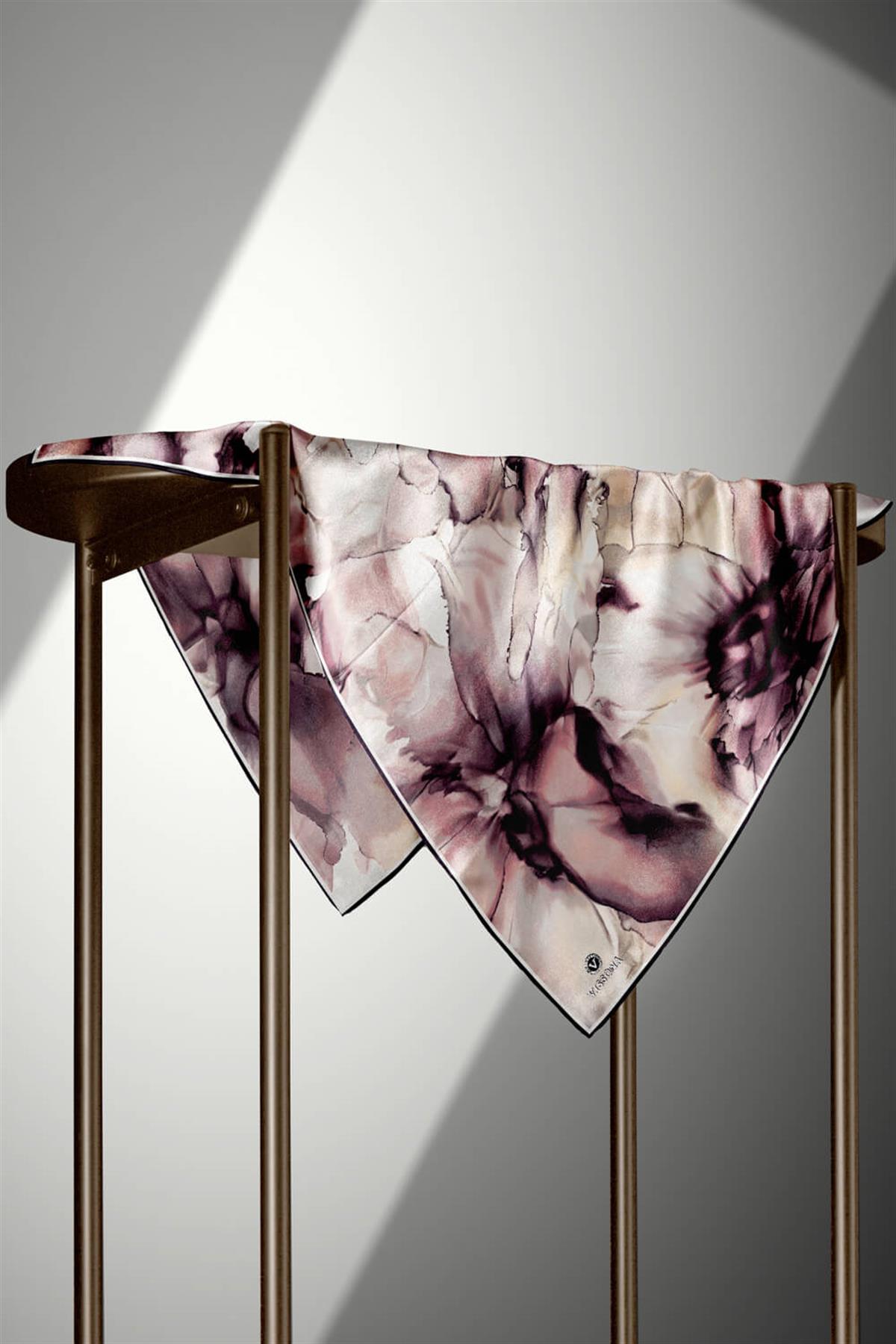 %100 Twill İpek Batik Çiçek Desenli Pudra - Bej Renkli 90x90 Eşarp Kenar Dikiş Şekli El Dikişli