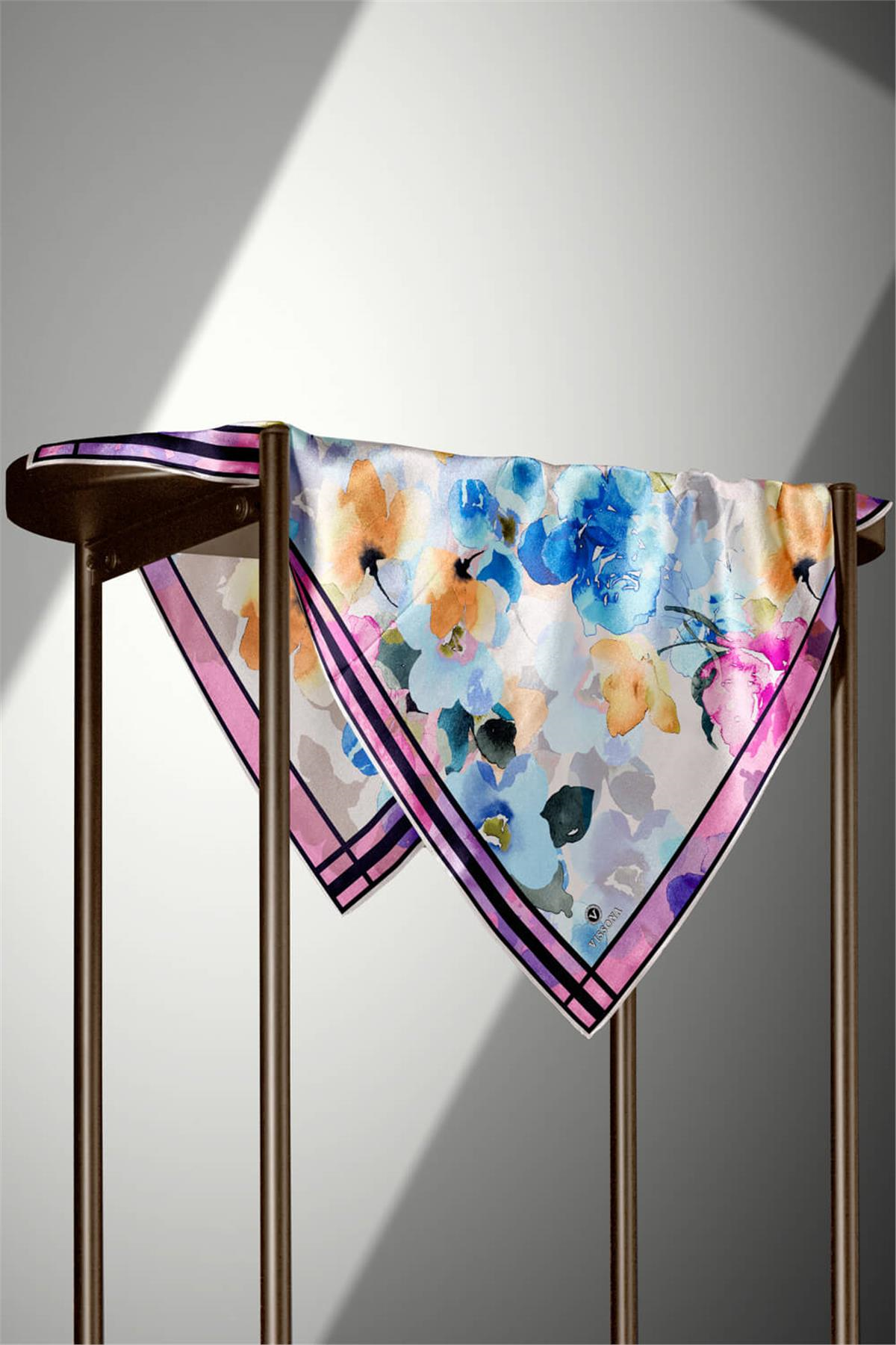 % 57 İPEK % 43 VİSKON Twill İpek Sulu Boyalı Çiçek Desenli Pembe - Bebe Mavisi Renkli 90x90 Eşarp Dikim Şekli : El Dikişi