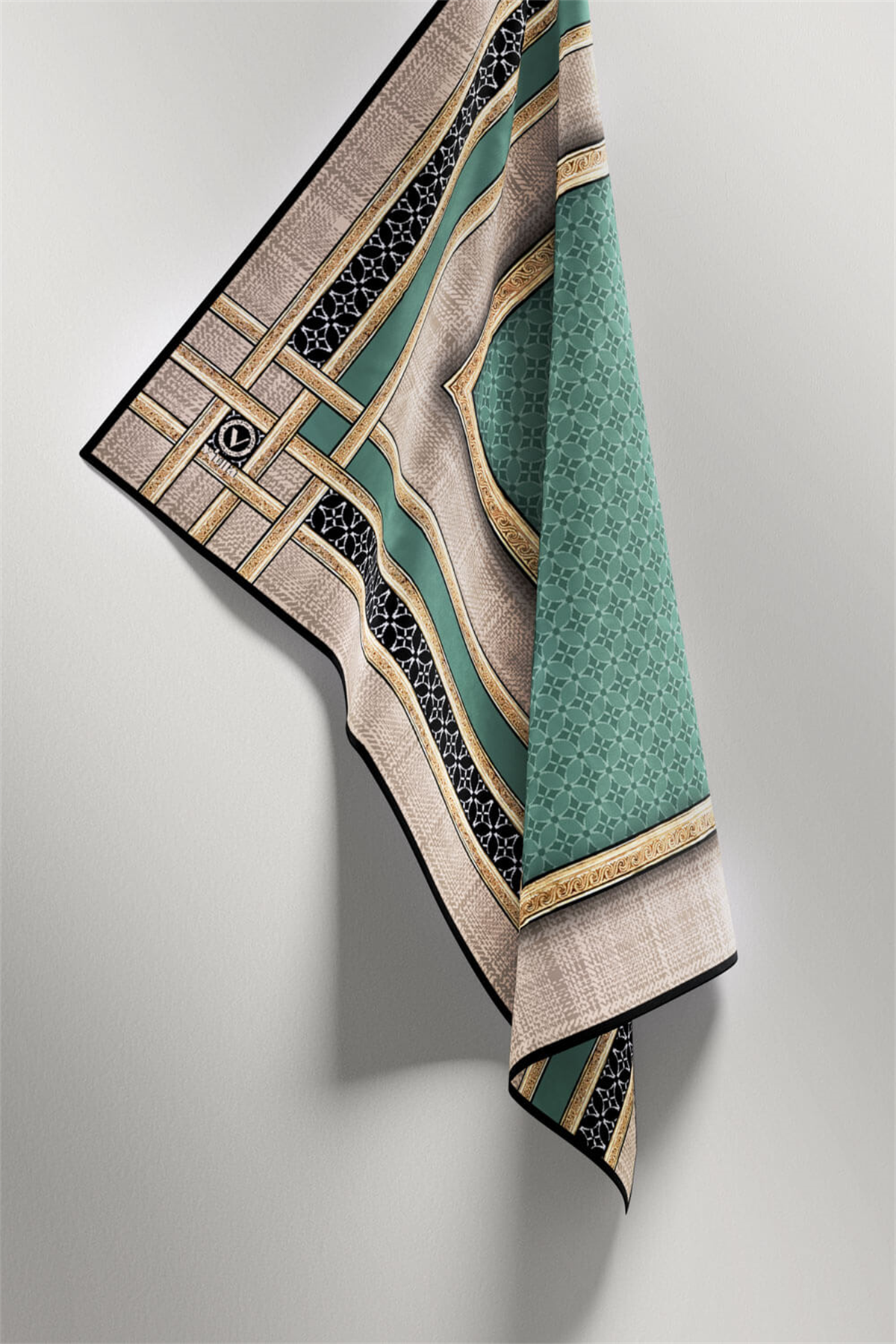 Twill Gold Bordürlü Geometrik Desenli Petrol Yeşili Renkli 90x90 Eşarp (İpek İçermez) Kenar Dikiş Şekli El Dikişli