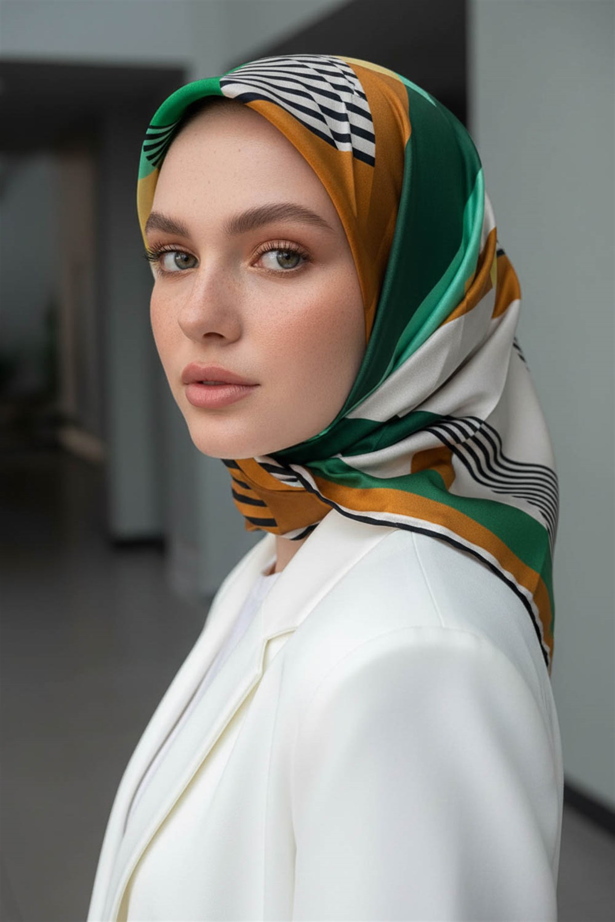 100% Twill İpek Geometrik Desenli Zümrüt Yeşili - Hardal Renkli 90x90 Dikim Şekli : El Dikişi Eşarp