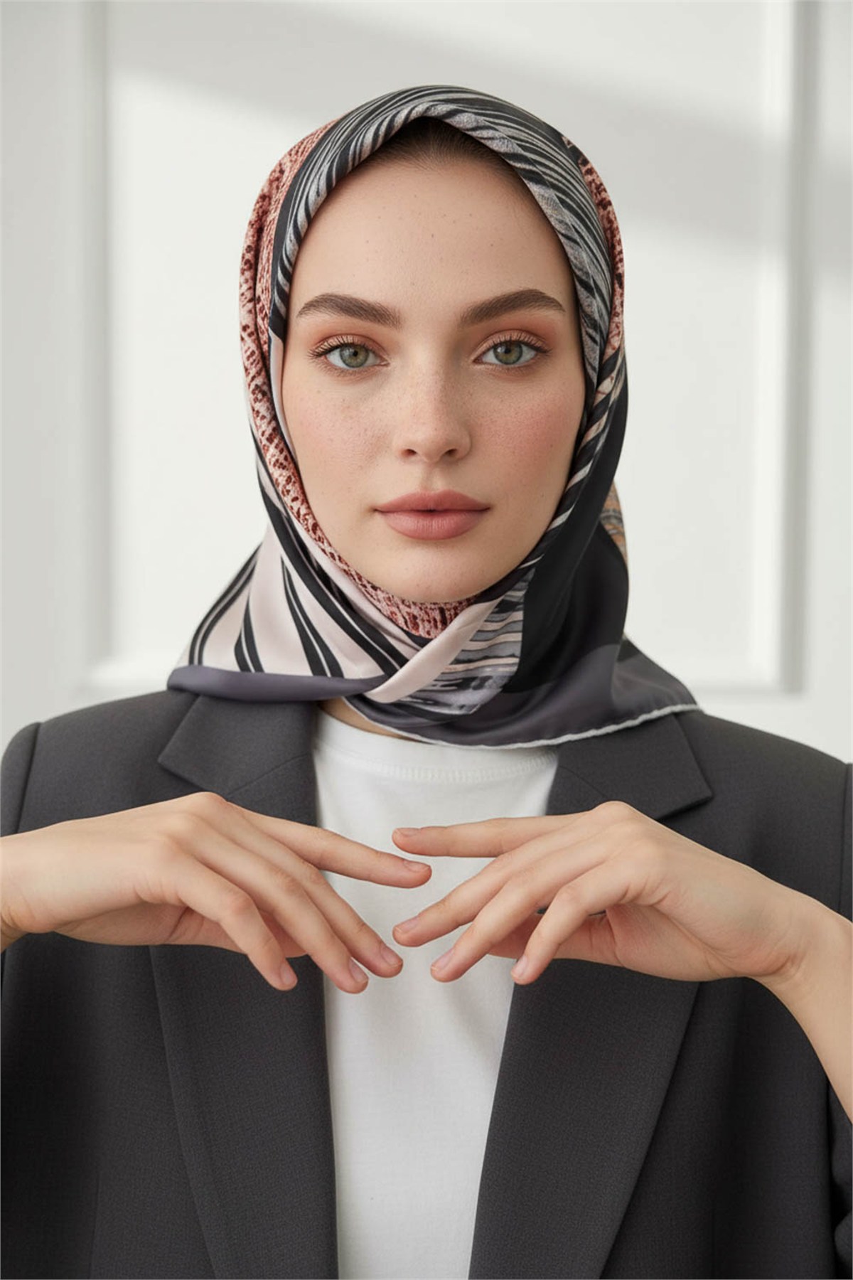 Twill Dalgalı Geometrik Desenli Gri Renkli 90x90 Eşarp (İpek İçermez) Kenar Dikiş Şekli El Dikişli