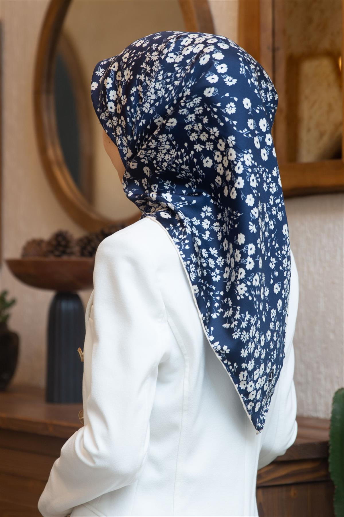 %100 Twill İpek Çıtır Çiçek Desenli Lacivert - Krem Renkli 90x90 Eşarp Dikim Şekli : El Dikişi