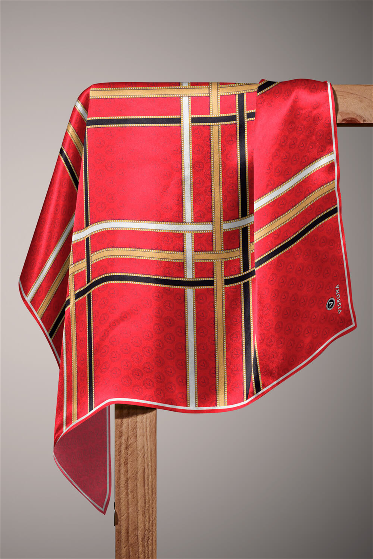 %100 Twill İpek Gold Şeritli Monogram Desenli Kırmızı - Gold Renkli 90x90 Eşarp Dikim Şekli : El Dikişi