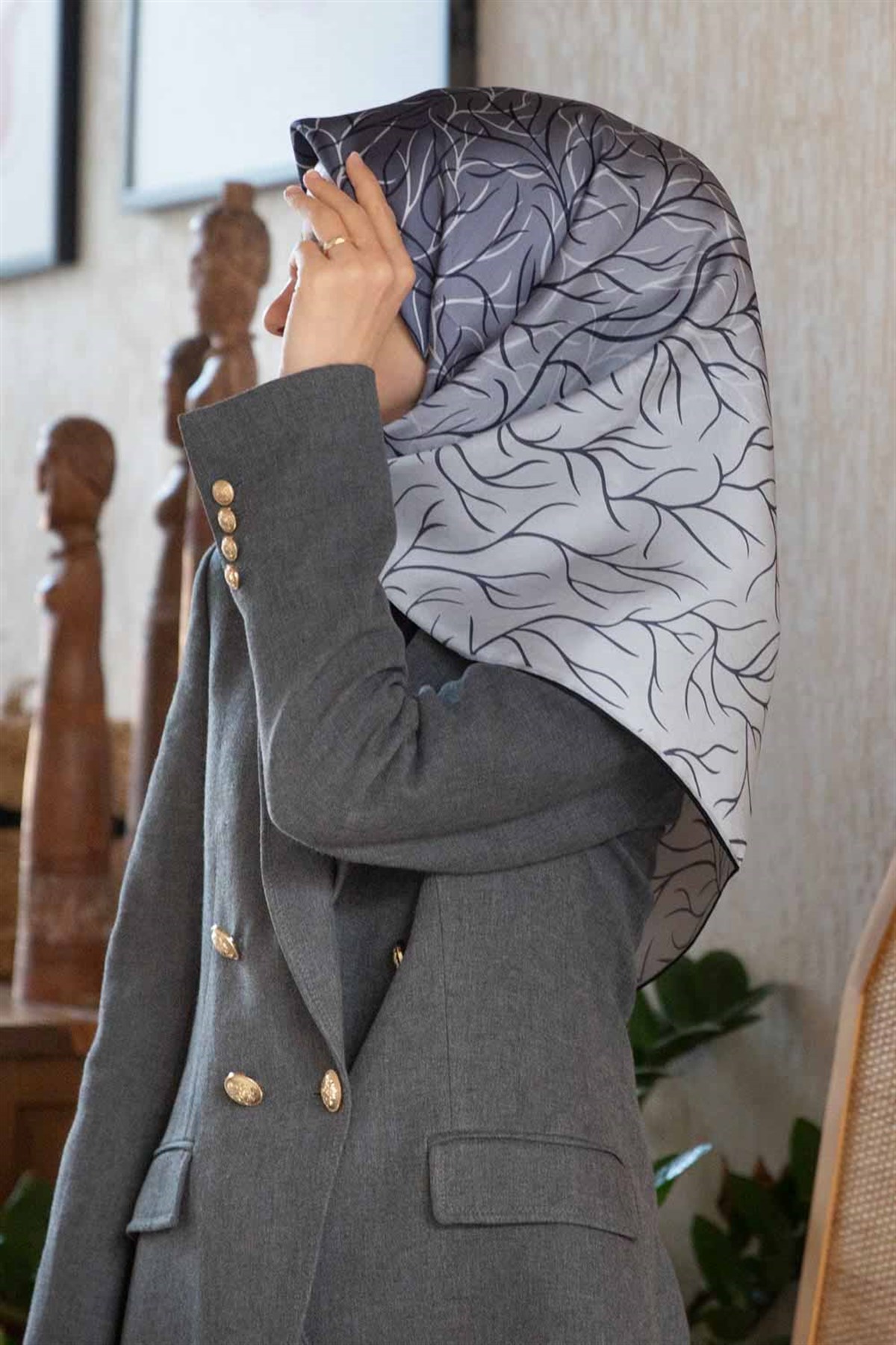 %100 Twill İpek Degrade Desenli Siyah Renkli 90x90 Eşarp Dikim Şekli : El Dikişi