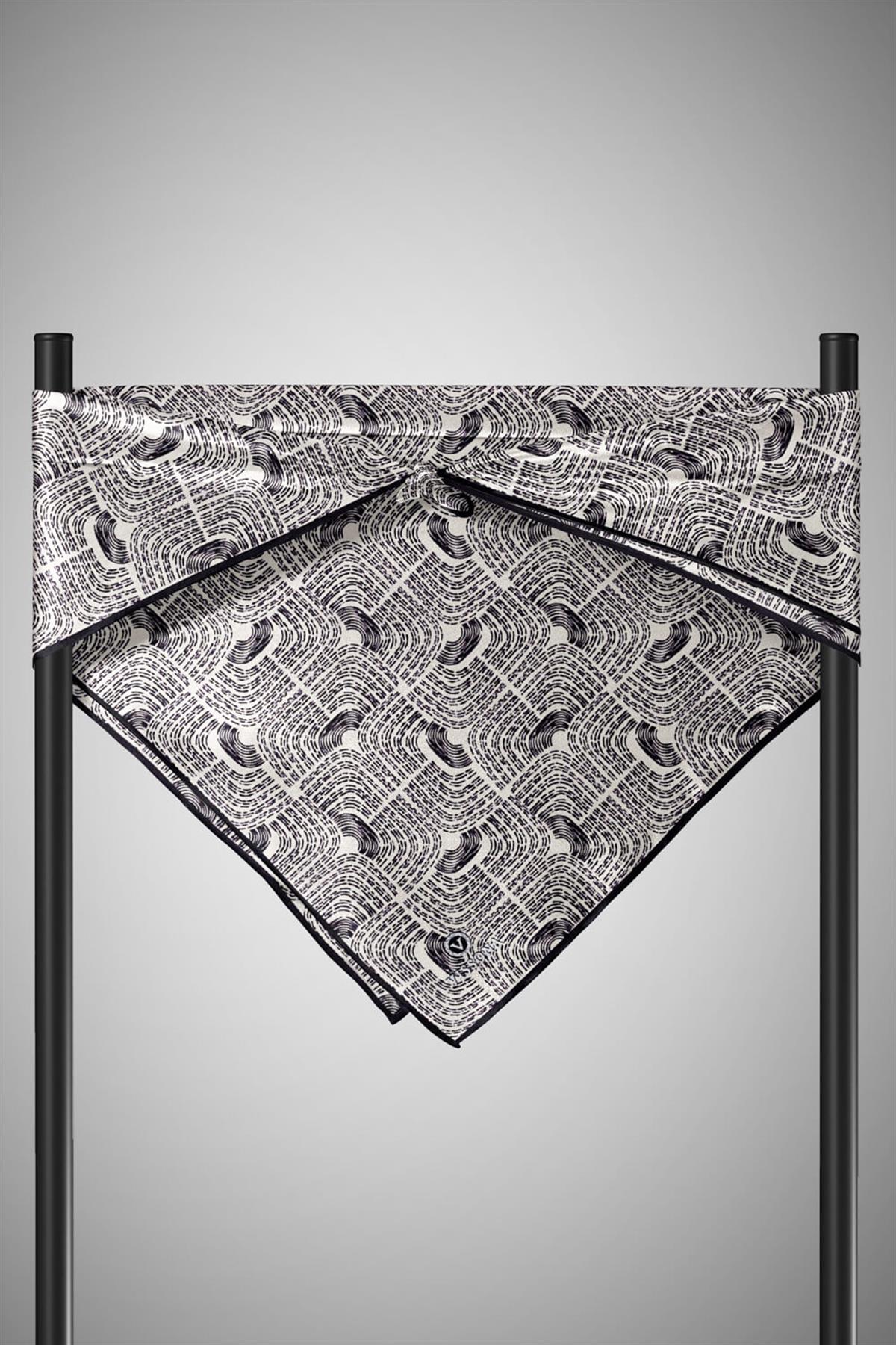 %100 Twill İpek Geometrik Desenli Siyah - Beyaz Renkli 90x90 Eşarp Dikim Şekli : El Dikişi