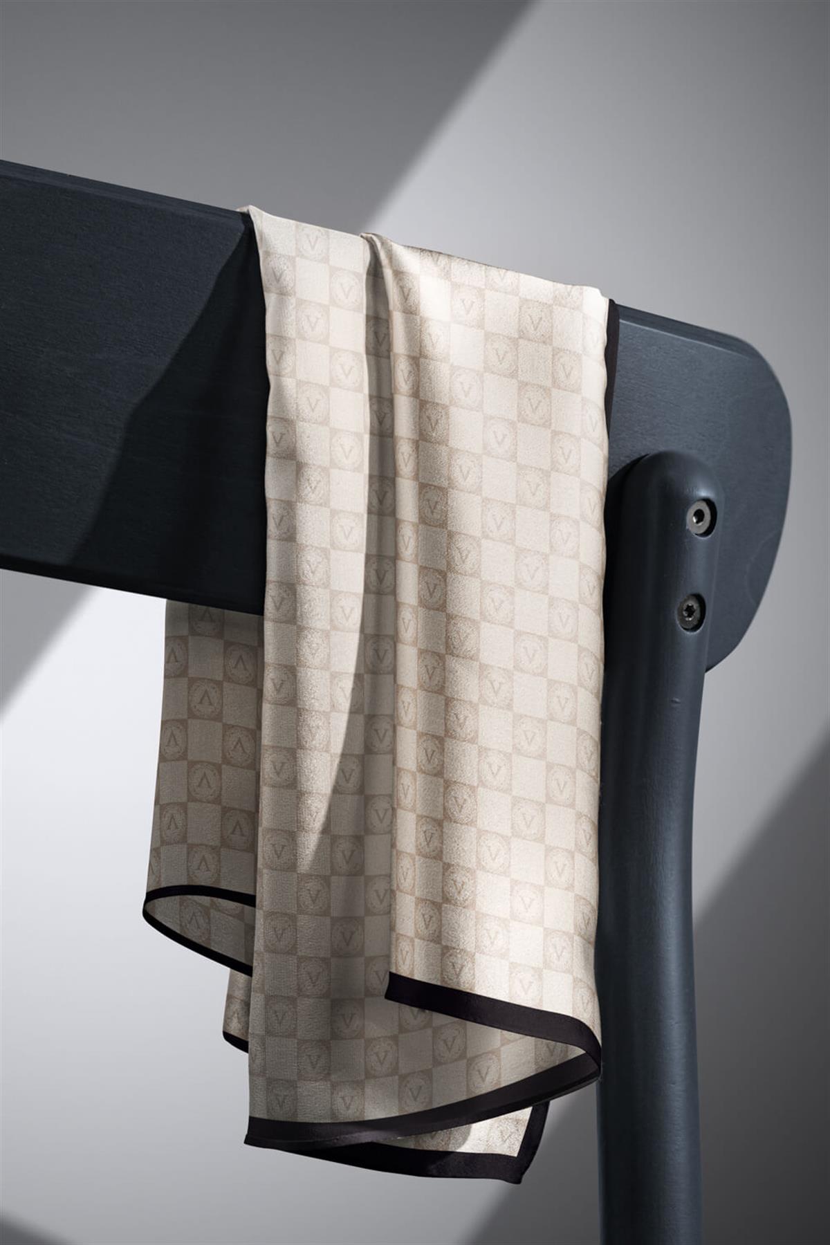 %100 Twill İpek Monogram Desenli Krem - Siyah Renkli 90x90 Eşarp Dikim Şekli : El Dikişi