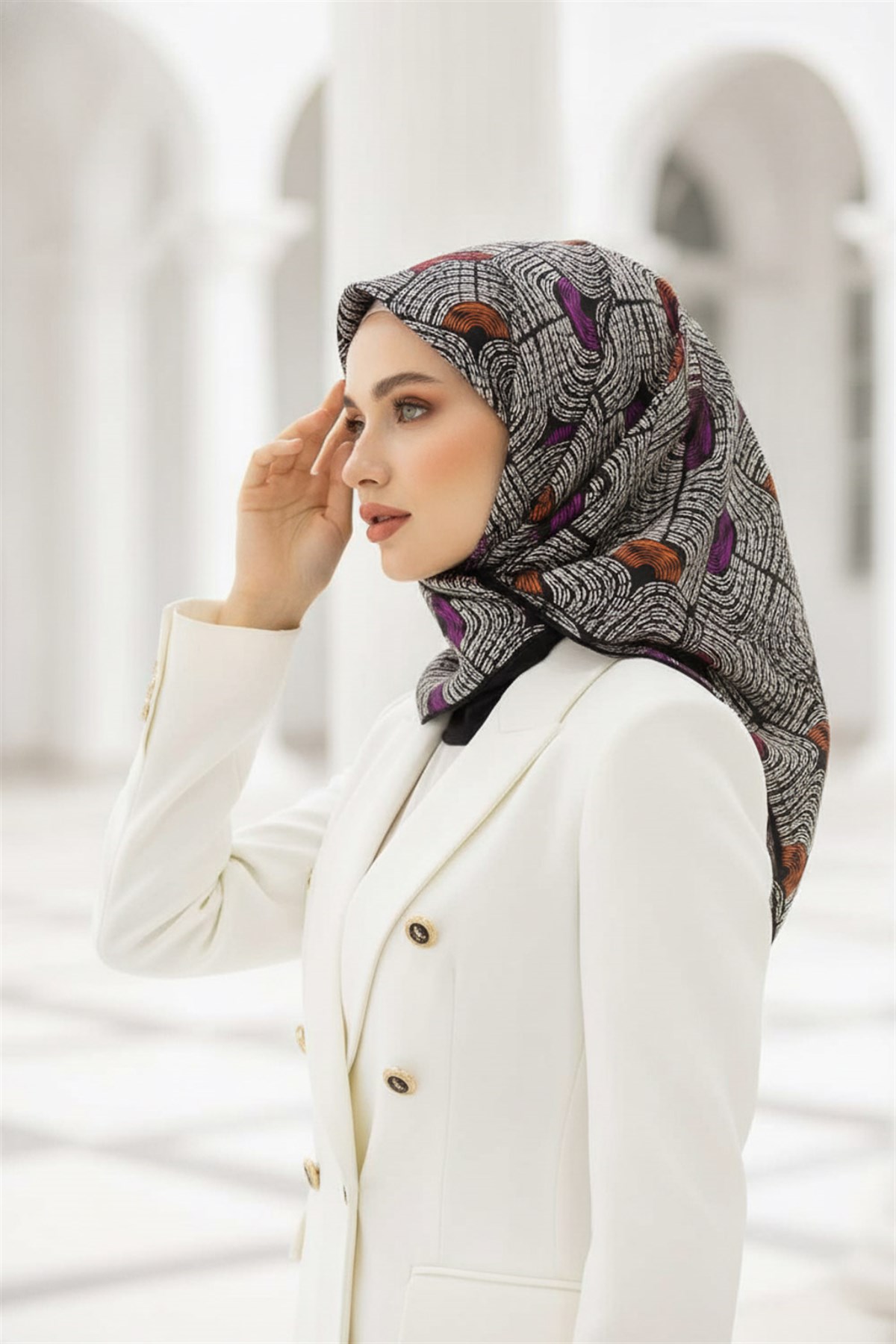 %100 Twill İpek Geometrik Desenli Mürdüm - Siyah Renkli 90x90 Eşarp Dikim Şekli : El Dikişi