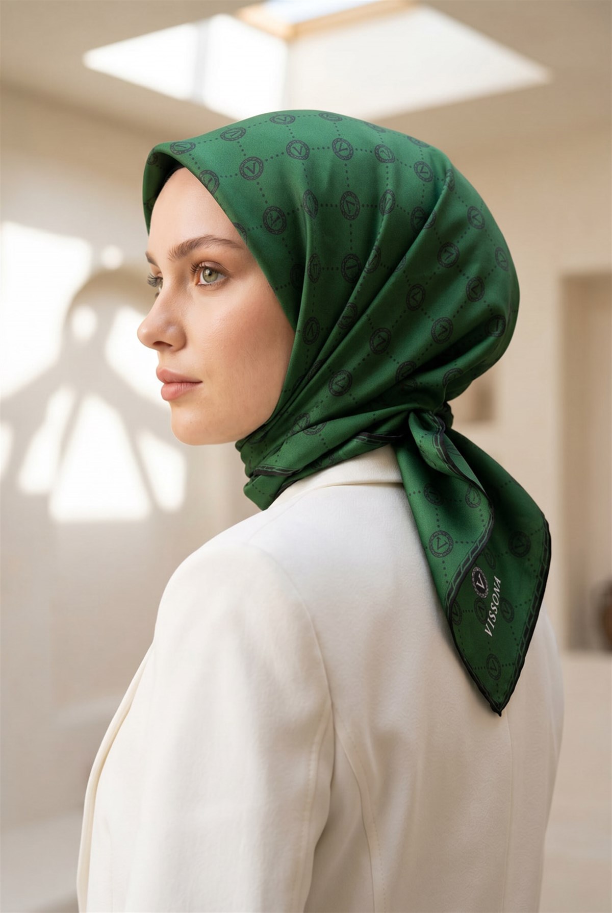 %100 Twill İpek Monogram Desenli Zümrüt Yeşili Renkli 90x90 Eşarp Dikim Şekli : El Dikişi