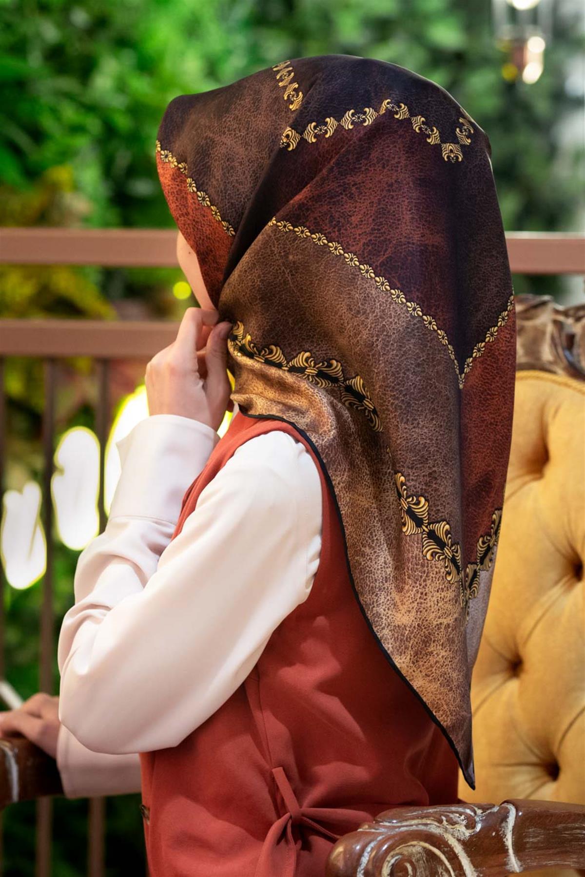 %100 Twill İpek Geometrik Desenli Taba - Hardal Renkli 90x90 Eşarp Dikim Şekli : El Dikişi