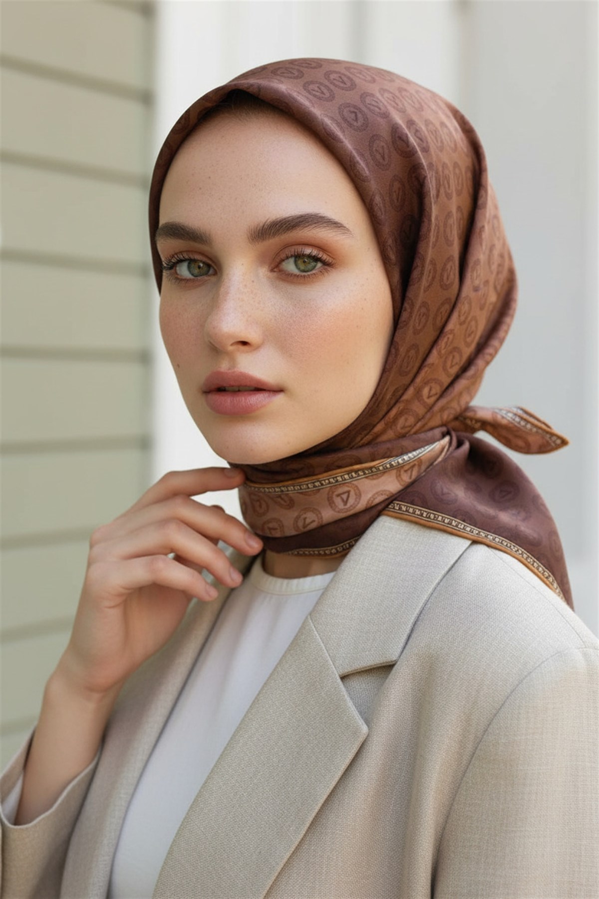 %100 Twill İpek Monogram Desenli Hardal Renkli 90x90 Eşarp Dikim Şekli : El Dikişi