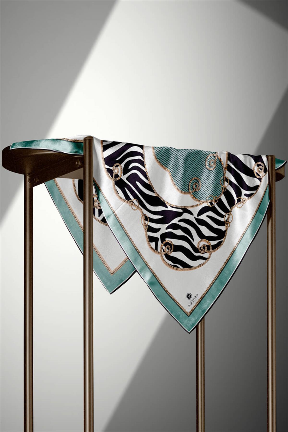 %100 Twill İpek Zincirli Ve Zebra Desenli Su Yeşili - Krem Renkli 90x90 Eşarp Dikim Şekli : El Dikişi