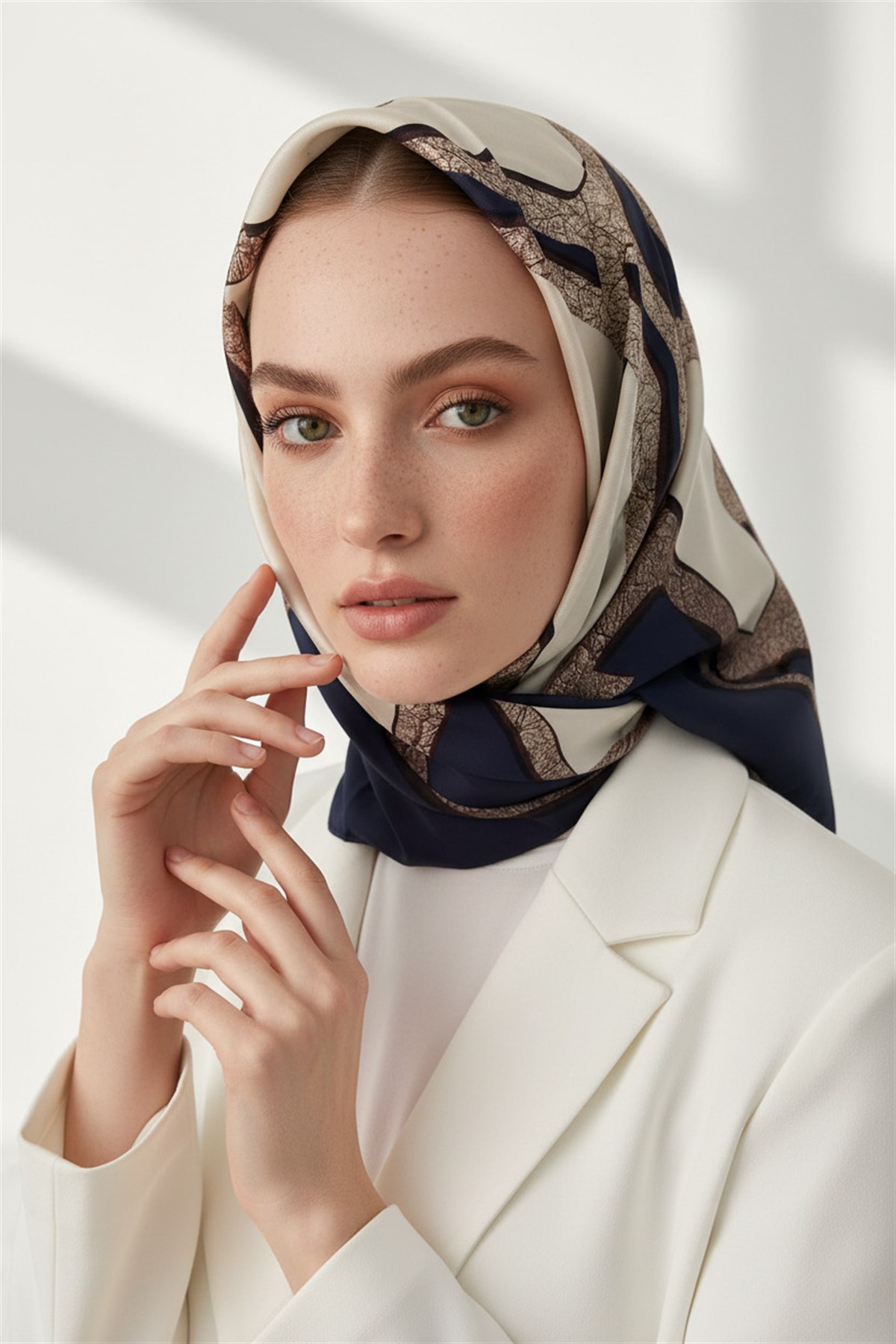 % 57 İPEK % 43 VİSKON Twill İpek Gold Efektli Geometrik Desenli Lacivert - Krem Renkli 90x90 Eşarp Dikim Şekli : El Dikişi