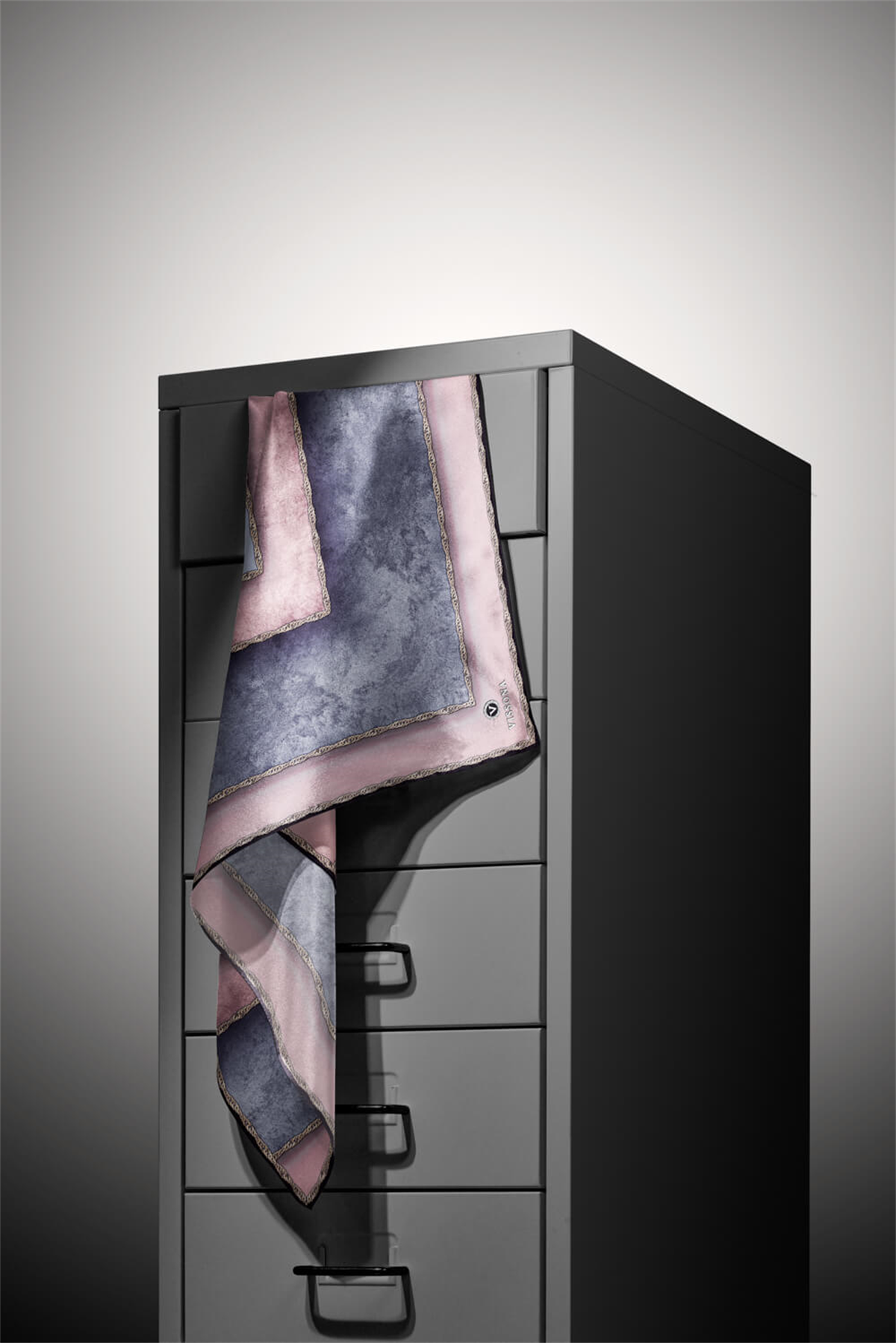 % 57 İPEK % 43 VİSKON Twill İpek Dokulu Geometrik Desenli Pudra - Gri Renkli 90x90 Eşarp Dikim Şekli : El Dikişi