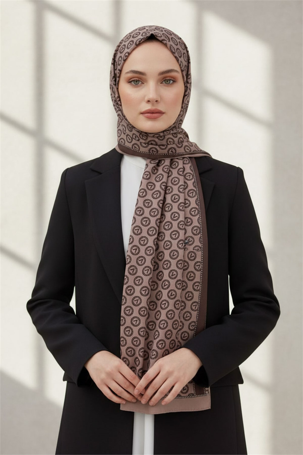 KREP DEGRADELİ MONOGRAM DESENLİ VİZON RENKLİ 75X195 KIRIŞMAZ ŞAL