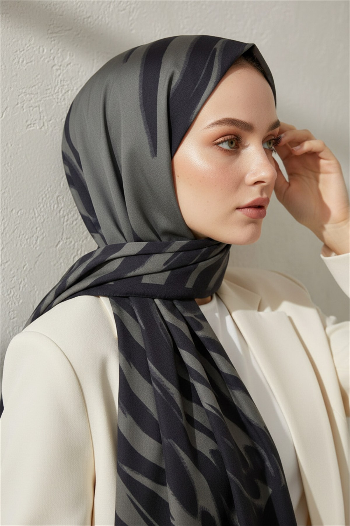 KREP GEOMETRİK DESENLİ GRİ RENKLİ 75X195 KIRIŞMAZ ŞAL