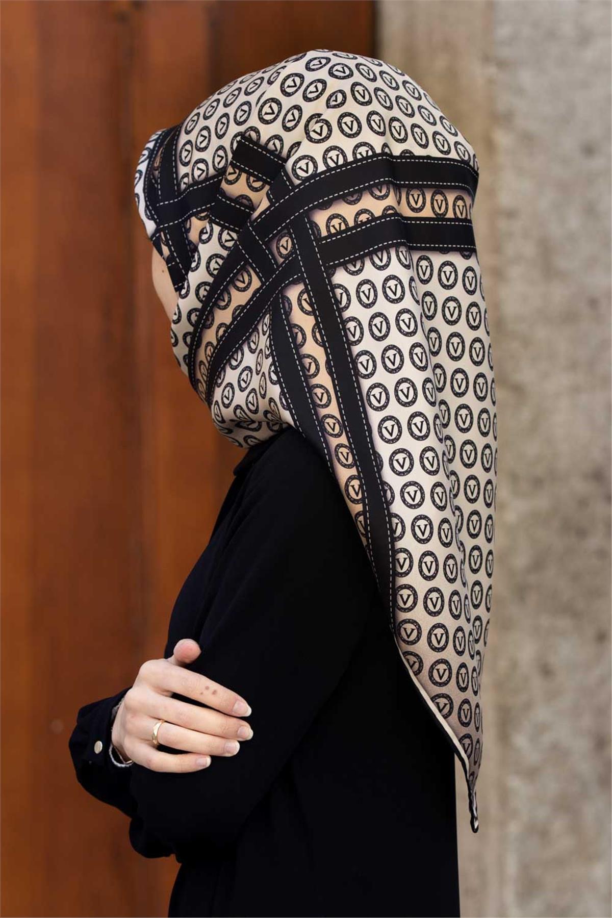 %100 Twill İpek Monogram ve Şerit Desenli Krem - Siyah Renkli 90x90 Eşarp Dikim Şekli : El Dikişi