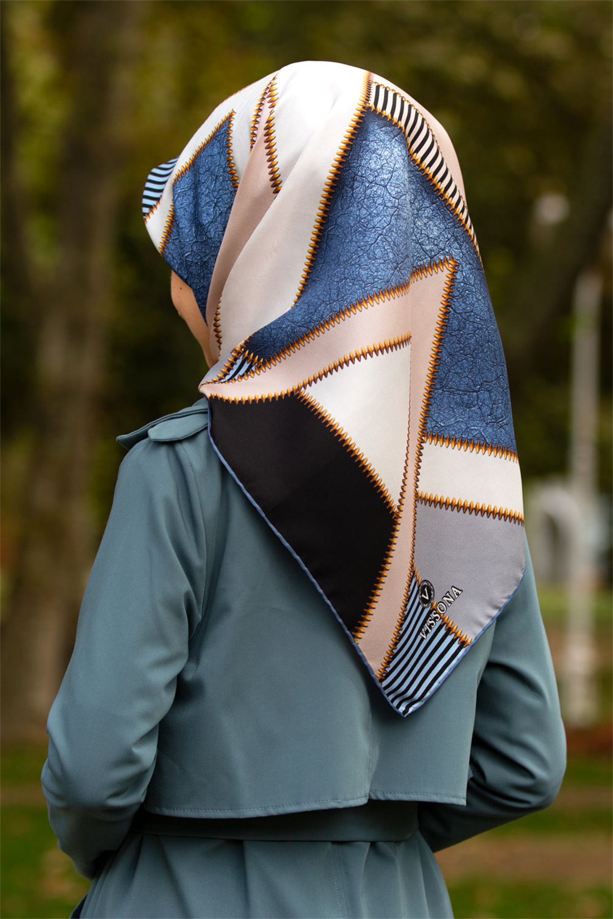 % 57 İPEK % 43 İPEK Twill İpek Geometrik Desenli Bebe Mavisi - Siyah Renkli 90x90 Eşarp Dikim Şekli : El Dikişi