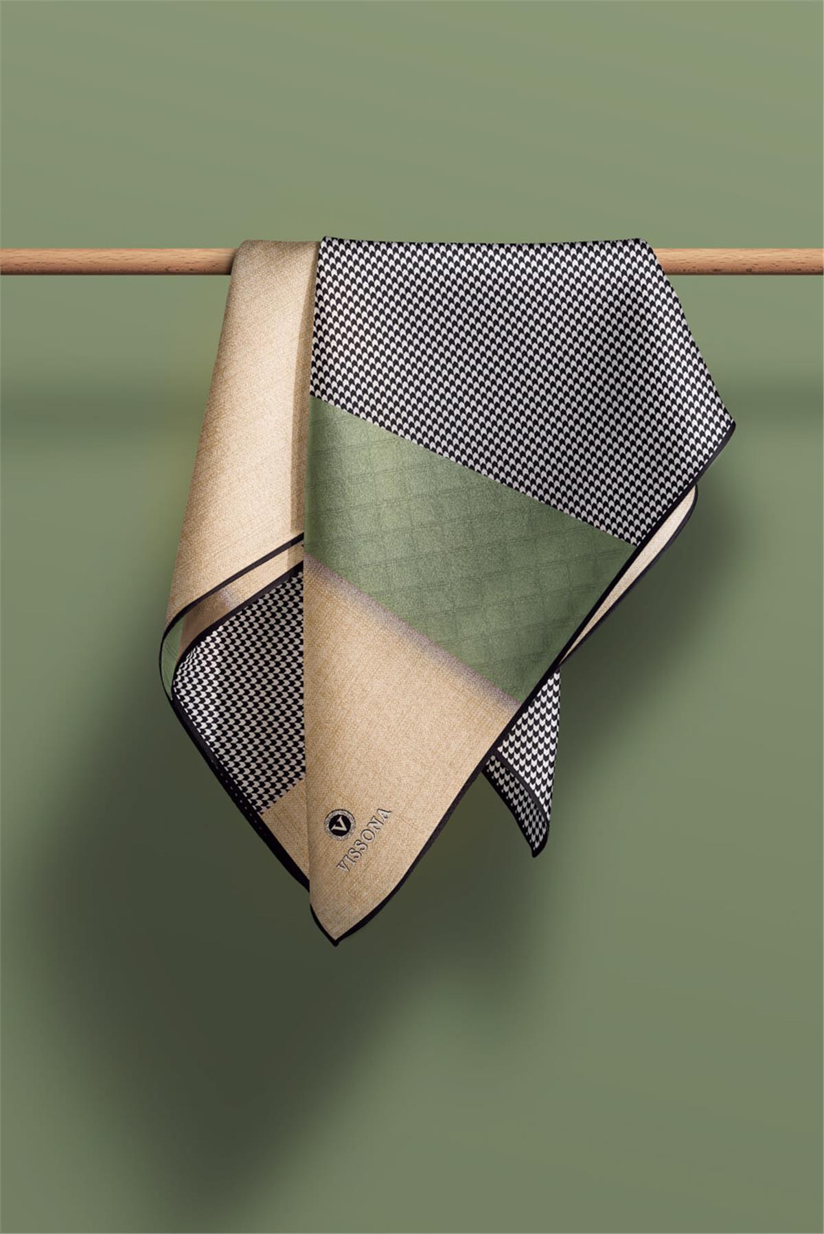 %100 Twill İpek Kazayaklı Ve Geometrik Desenli Bej - Zümrüt Yeşili Renkli 90x90 Eşarp Dikim Şekli : El Dikişi