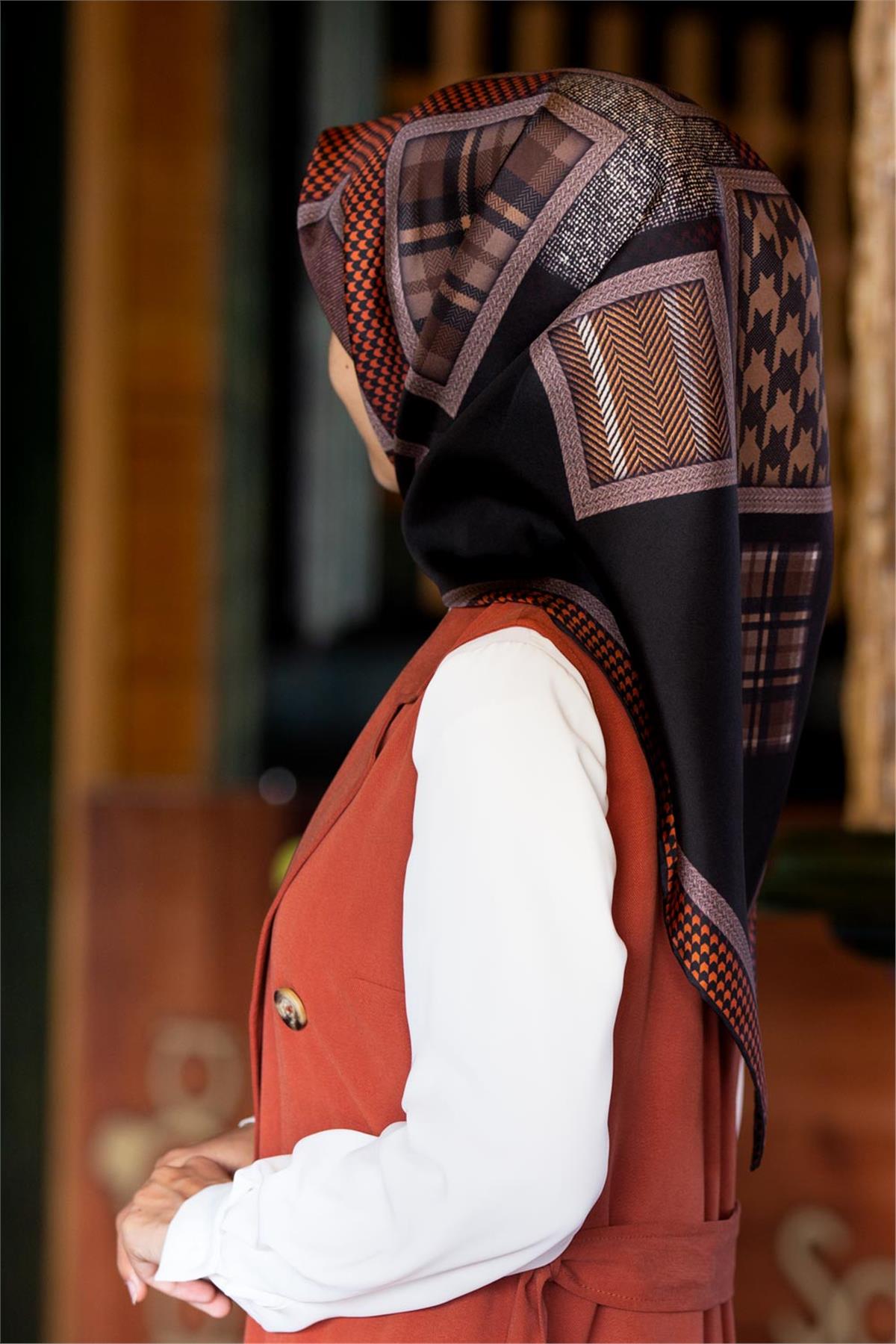 %100 Twill İpek Kazakayaklı Ve Ekose Desenli Taba - Siyah Renkli 90x90 Eşarp Dikim Şekli : El Dikişi