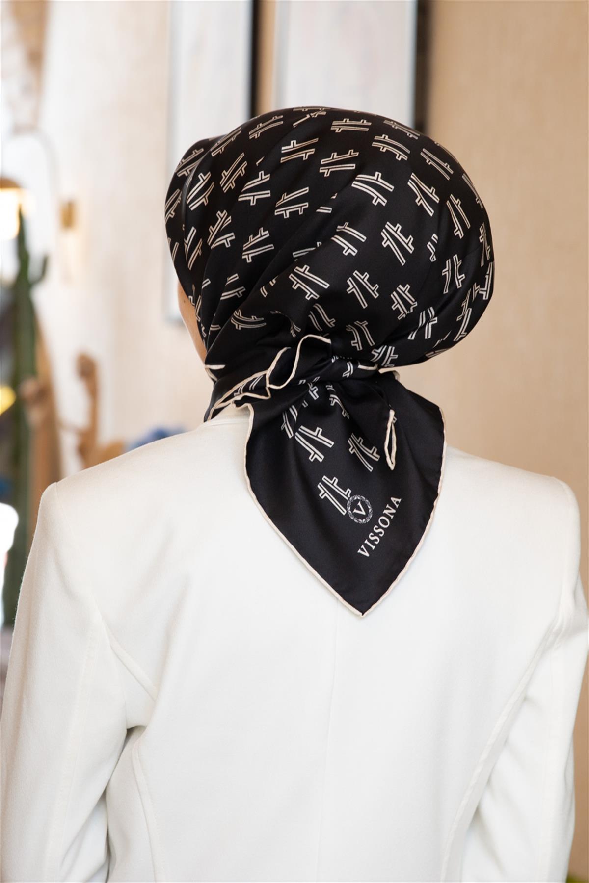 % 57 İPEK % 43 VİSKON Twill İpek Geometrik Desenli Siyah Renkli 90x90 Eşarp Dikim Şekli : El Dikişi