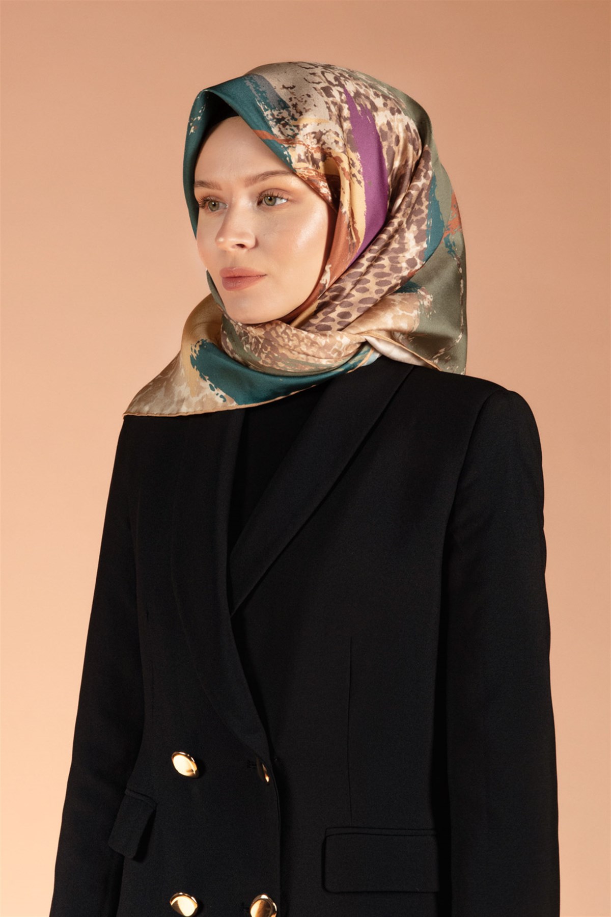 %100 Twill İpek Leopar ve Fırça Desenli Bej - Petrol Yeşili Renkli 90x90 Eşarp Dikim Şekli : El Dikişi