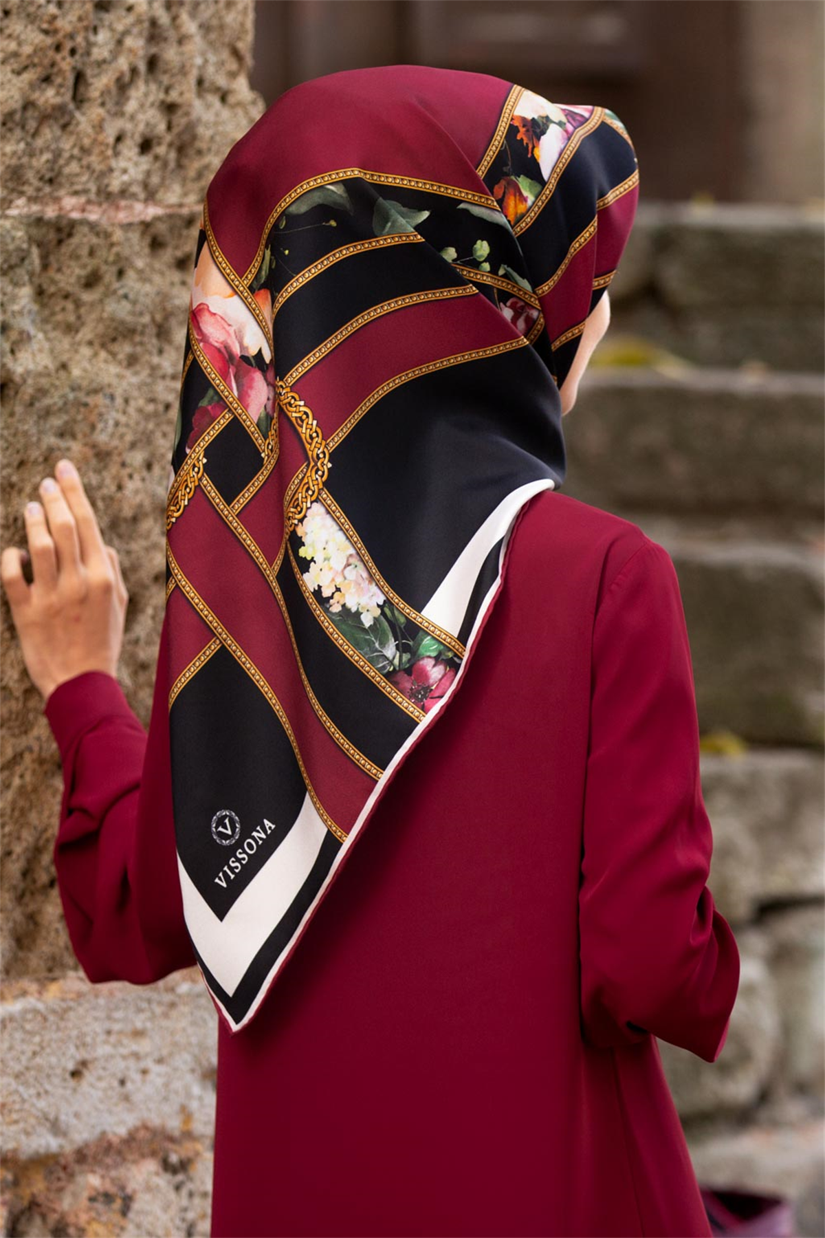 % 57 İPEK % 43 VİSKON Twill İpek Şeritleri Kemerli Ve Çiçek Desenli Bordo - Siyah Renkli 90x90 Eşarp Dikim Şekli : El Dikişi