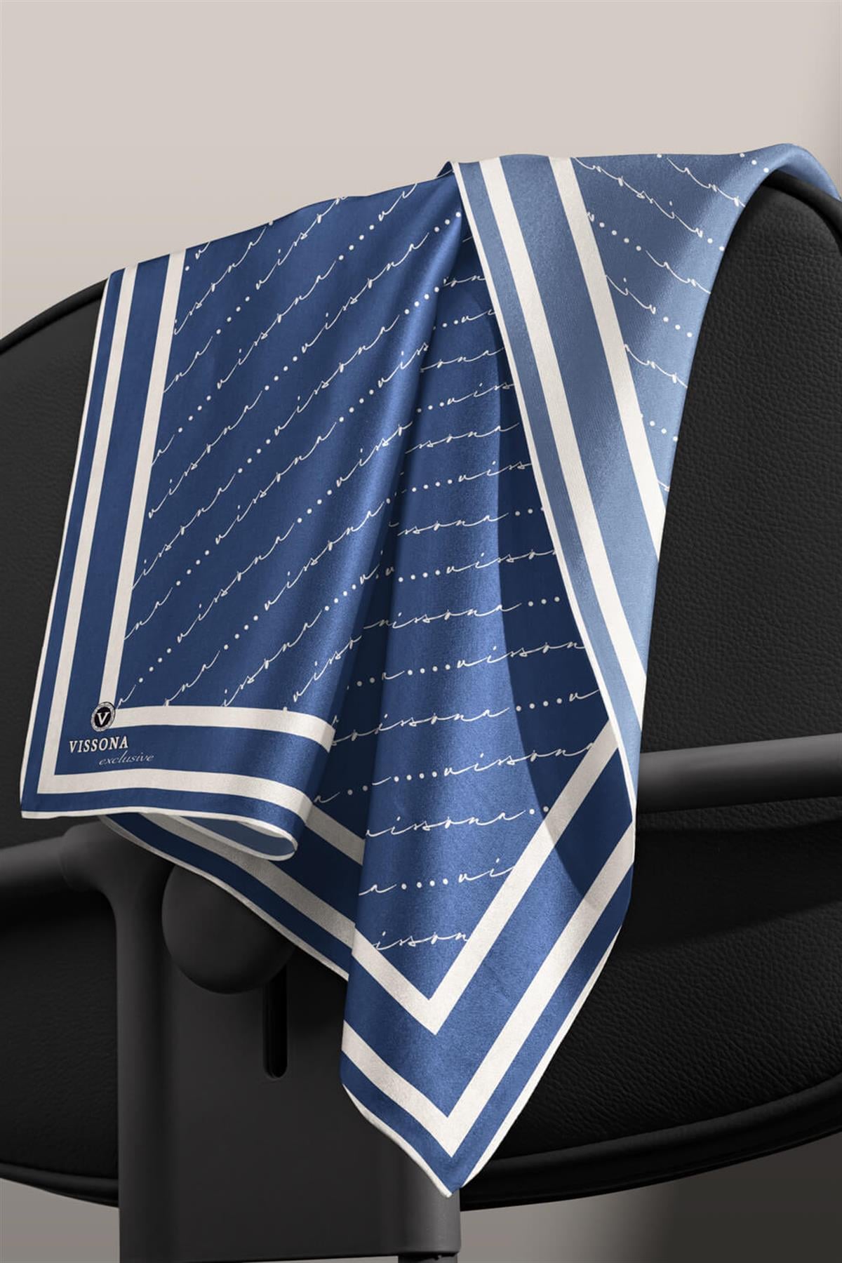 %100 Twill İpek El Yazısı Vissona Desenli İndigo Renkli Daha Tok Exclusive Serisi 90x90 Eşarp Kenar Dikiş Şekli : El Dikişi