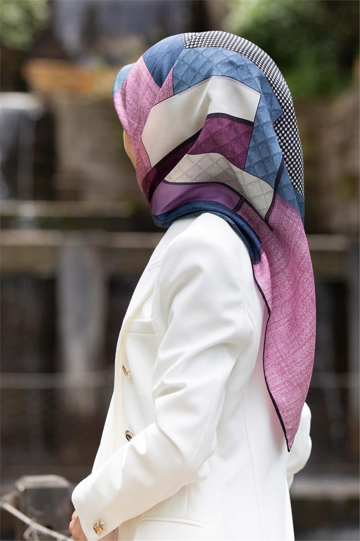 %100 Twill İpek Kazayaklı Ve Geometrik Desenli Pembe - İndigo Renkli 90x90 Eşarp Dikim Şekli : El Dikişi
