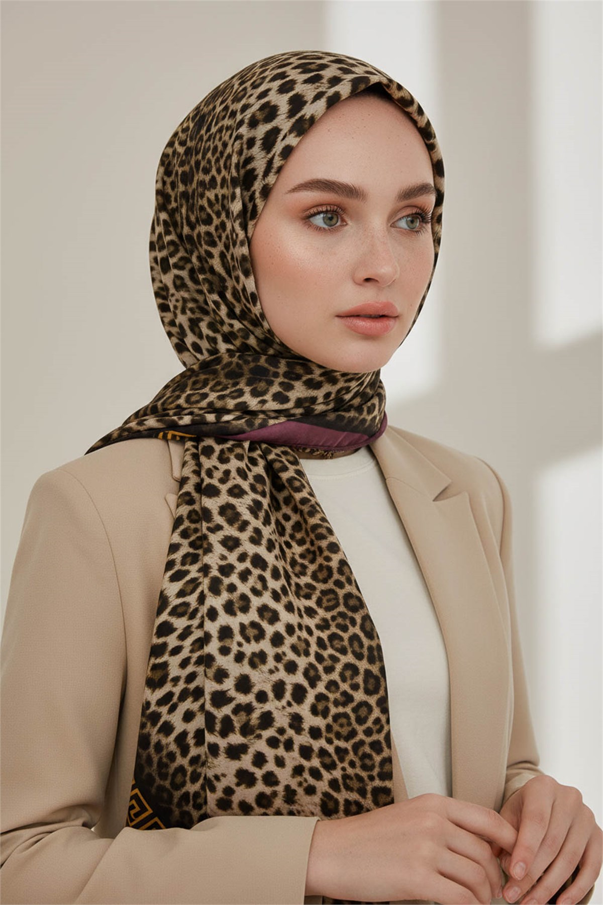 KREP BAROK BARDÜRLÜ LEOPAR DESENLİ BEJ - GÜL KURUSU RENKLİ 75X195 KIRIŞMAZ ŞAL