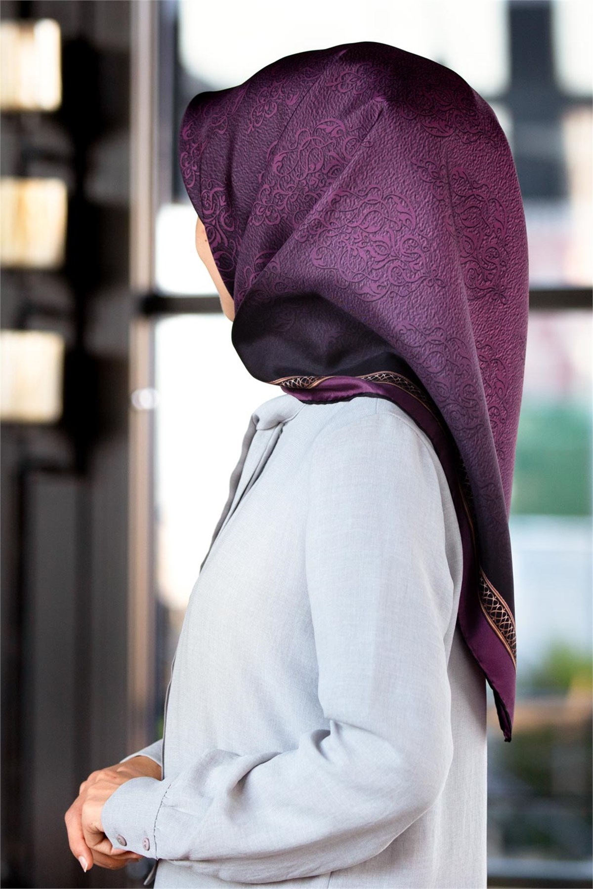 %57 İpek %43 Viskon Twill Eşarp 90x90 Mürdüm Barok Desenli El Dikişli Kadın Eşarp