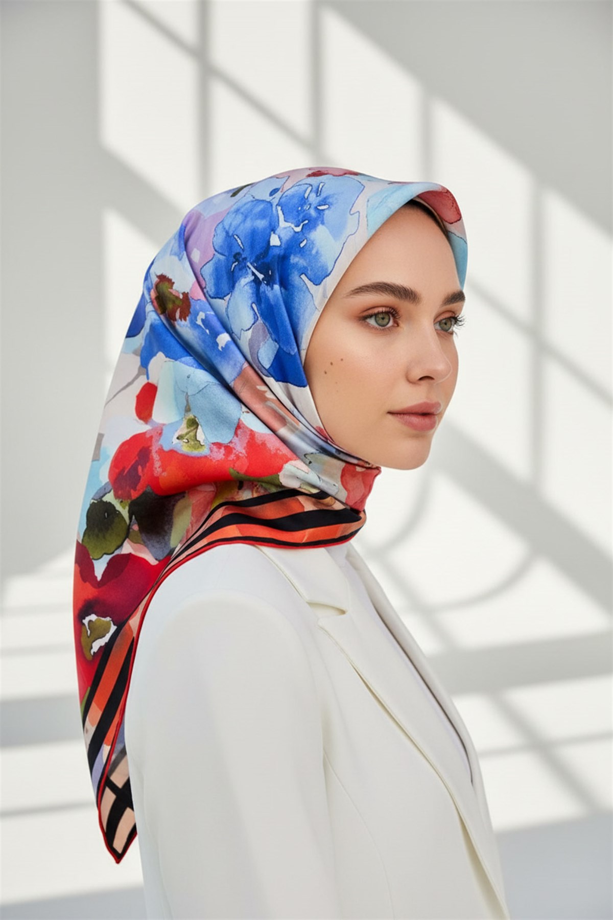 % 57 İPEK % 43 VİSKON Twill İpek Sulu Boyalı Çiçek Desenli Kırmızı - Bebe Mavisi Renkli 90x90 Eşarp Dikim Şekli : El Dikişi