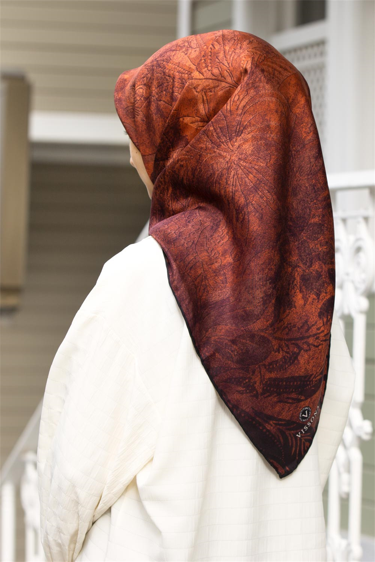 % 57 İpek % 43 Viskon Twill İpek Degradeli Yaprak  Desenli Taba Renkli 90x90 Eşarp Dikim Şekli : El Dikişi