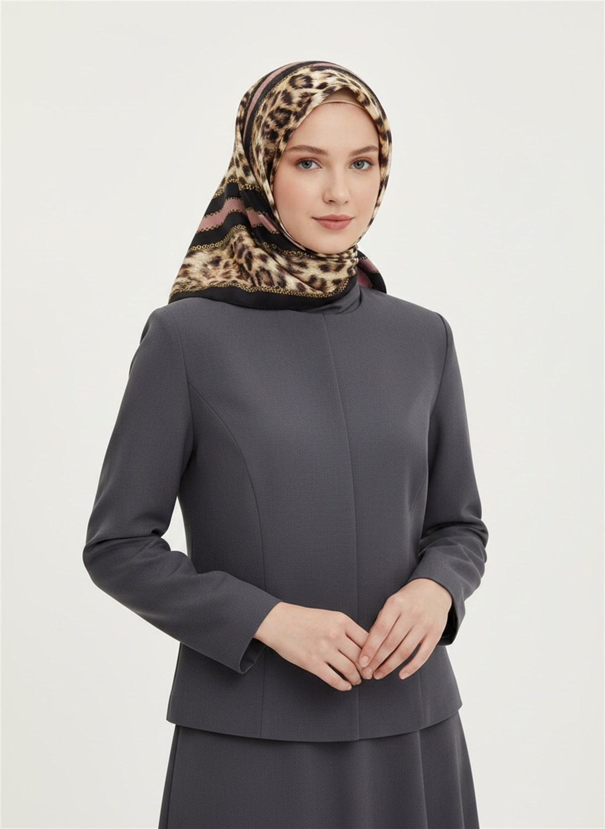 %100 Twill İpek Leopar Desenli Pudra - Siyah Renkli 90x90 Eşarp Dikim Şekli : El Dikişi