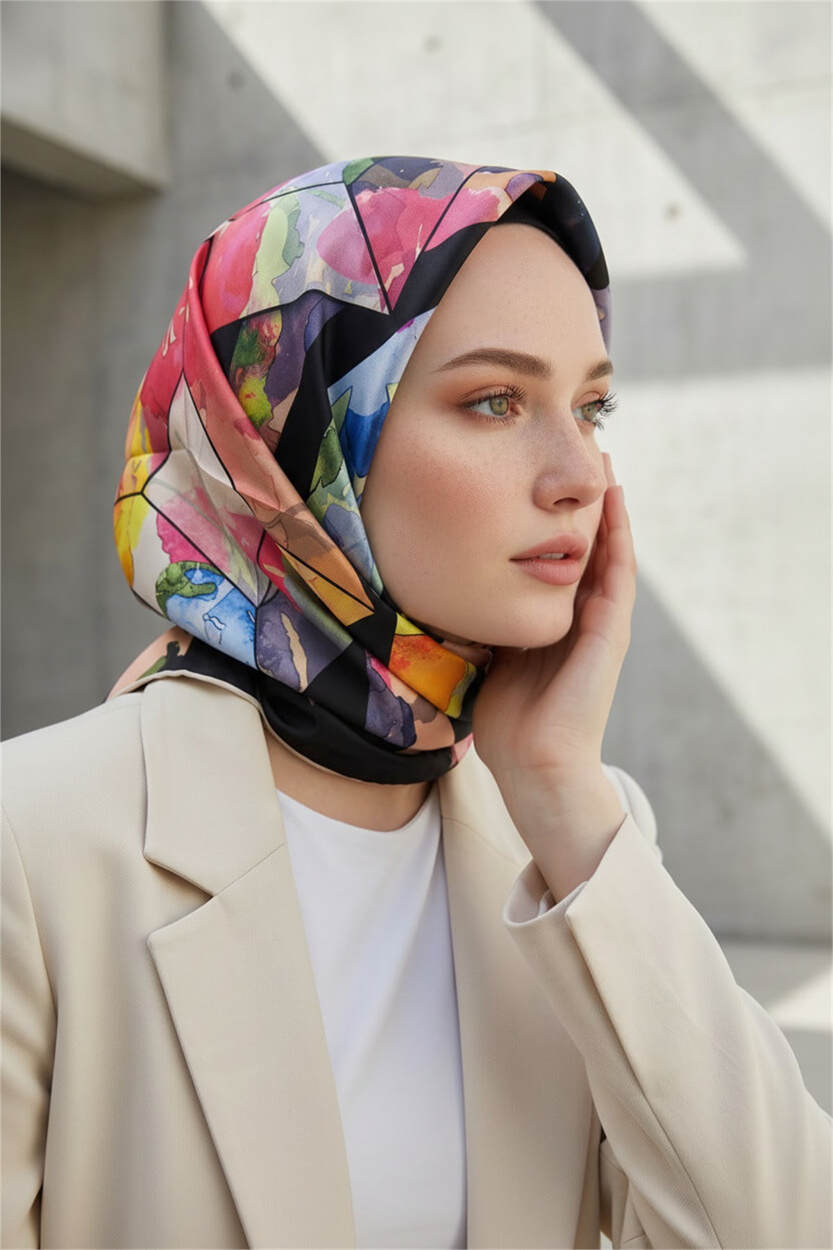 %100 Twill İpek Bahar Çiçekleri Desenli Siyah - Kırmızı Renkli 90x90 Eşarp Kenar Dikiş Şekli El Dikişli