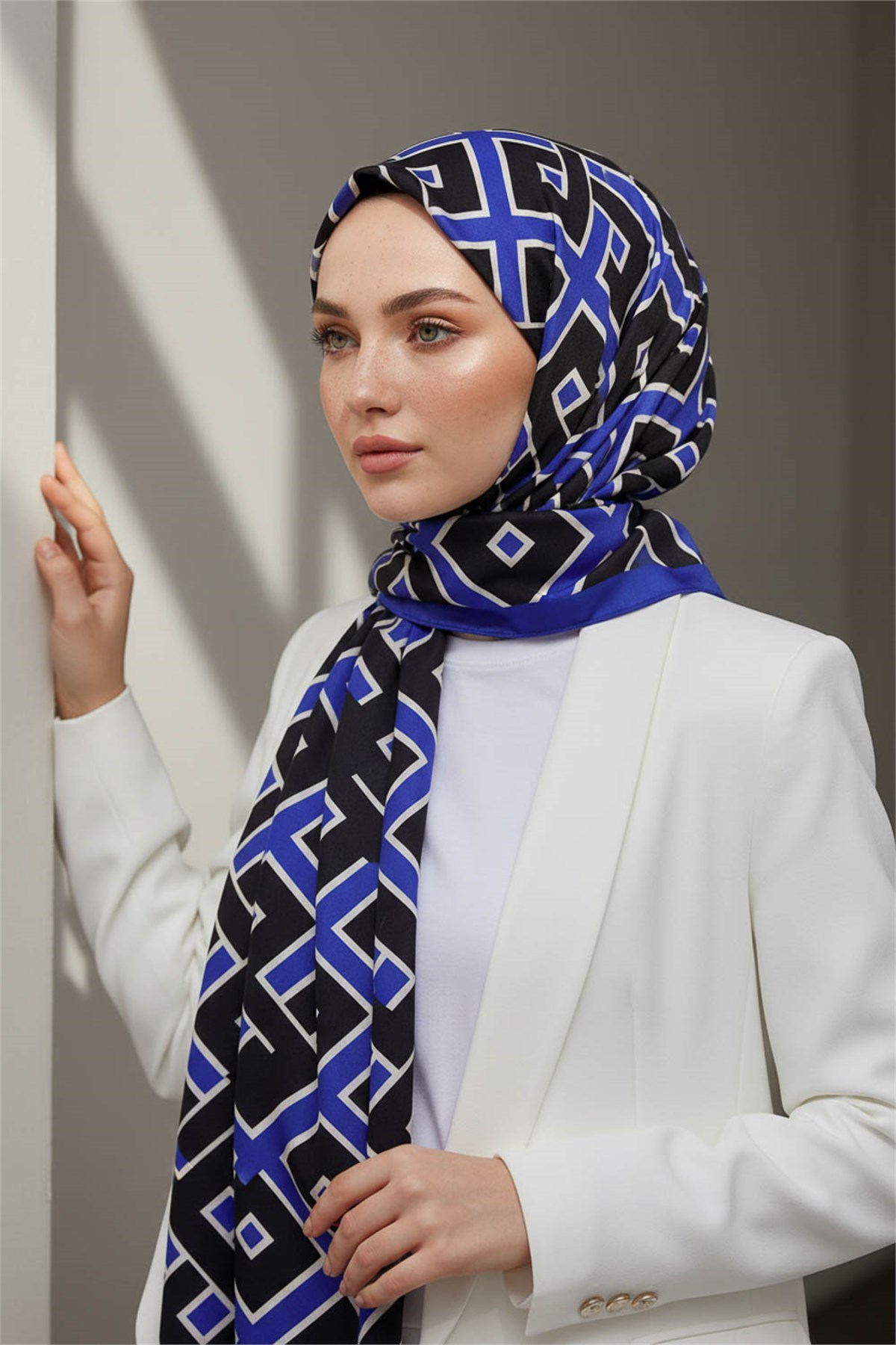 KREP GEOMETRİK DESENLİ SAKS RENKLİ 75X195 KIRIŞMAZ ŞAL