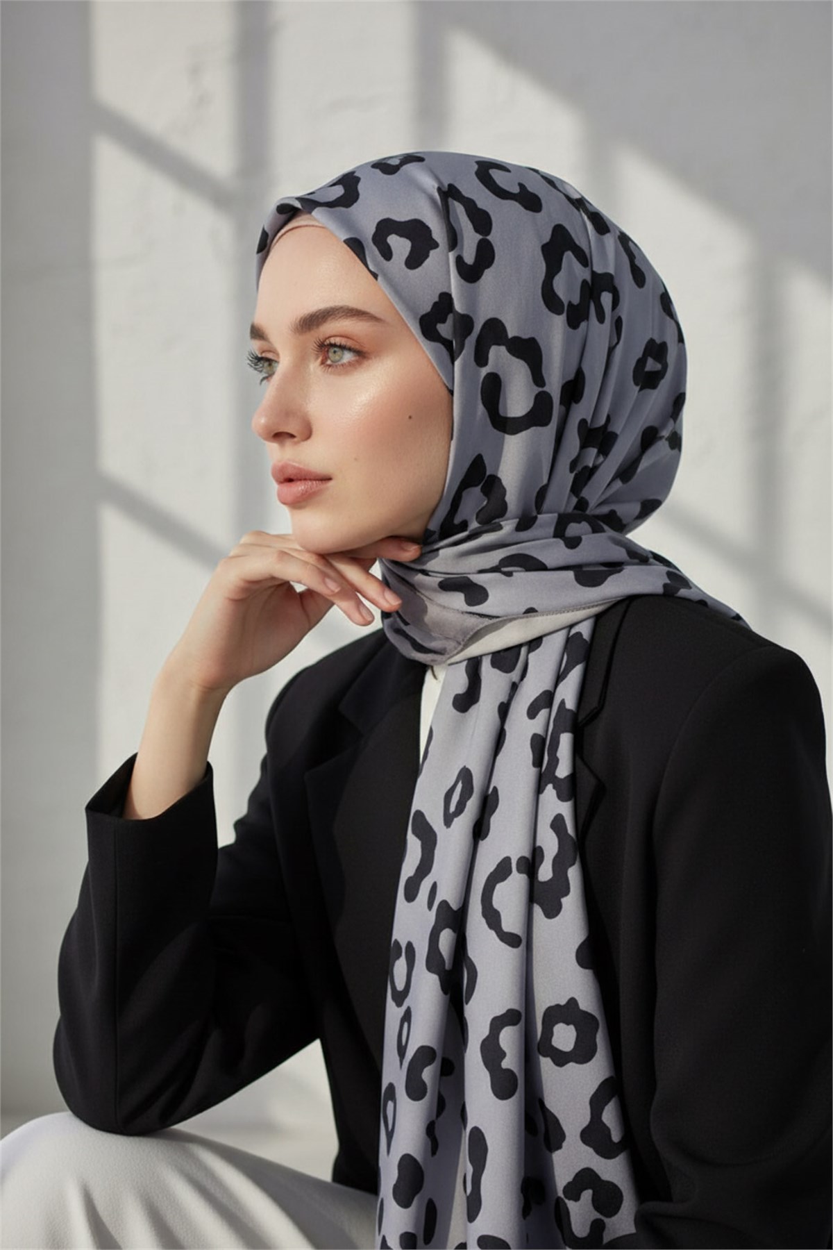 KREP LEOPAR DESENLİ GÜMÜŞ RENKLİ 75X195 KIRIŞMAZ ŞAL