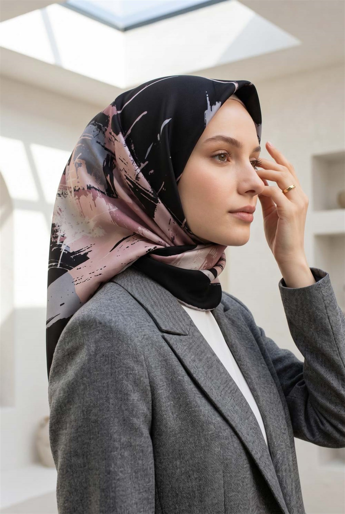 %57 İPEK %43 VİSKON Twill İpek Geometrik Desenli Siyah - Pudra Renkli 90x90 Eşarp Dikim Şekli : El Dikişi