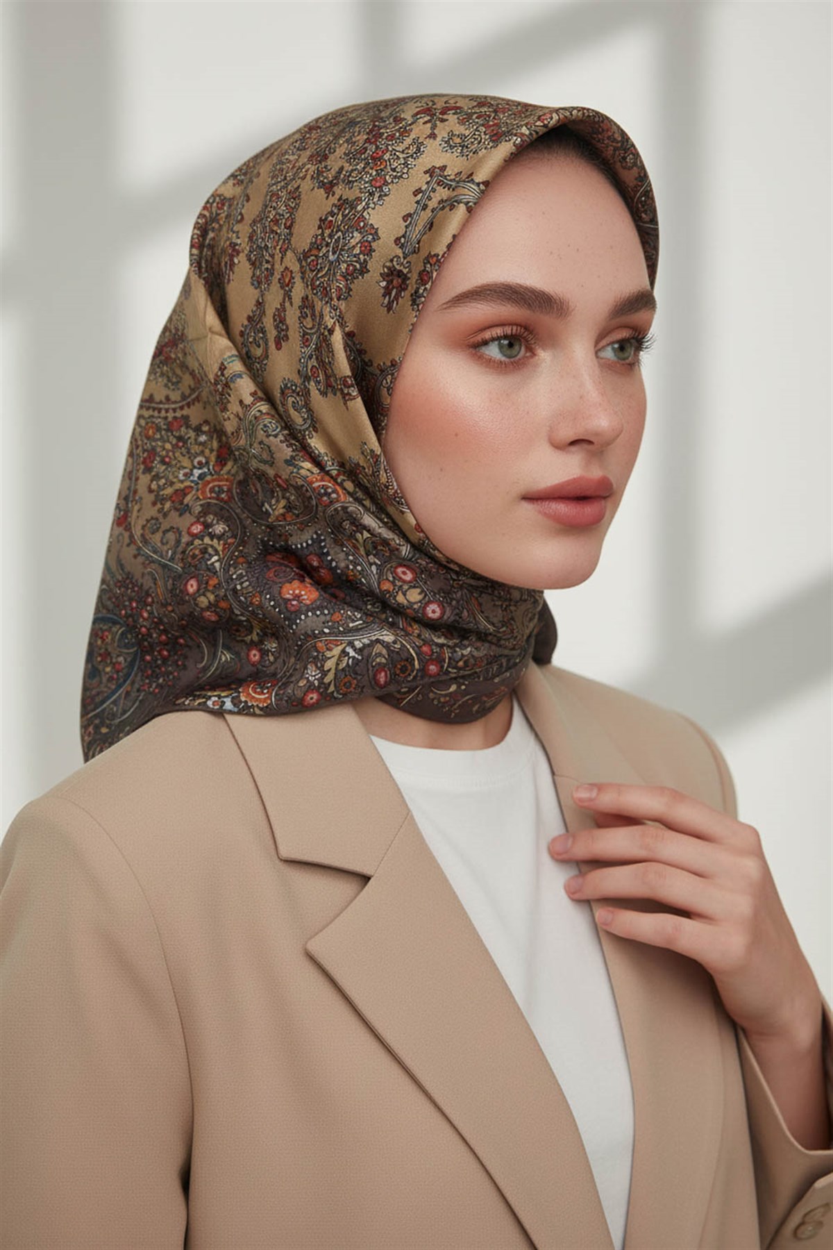 %100 Twill İpek Şal Desenli Kahverengi Renkli 90x90 Eşarp Dikim Şekli : El Dikişi