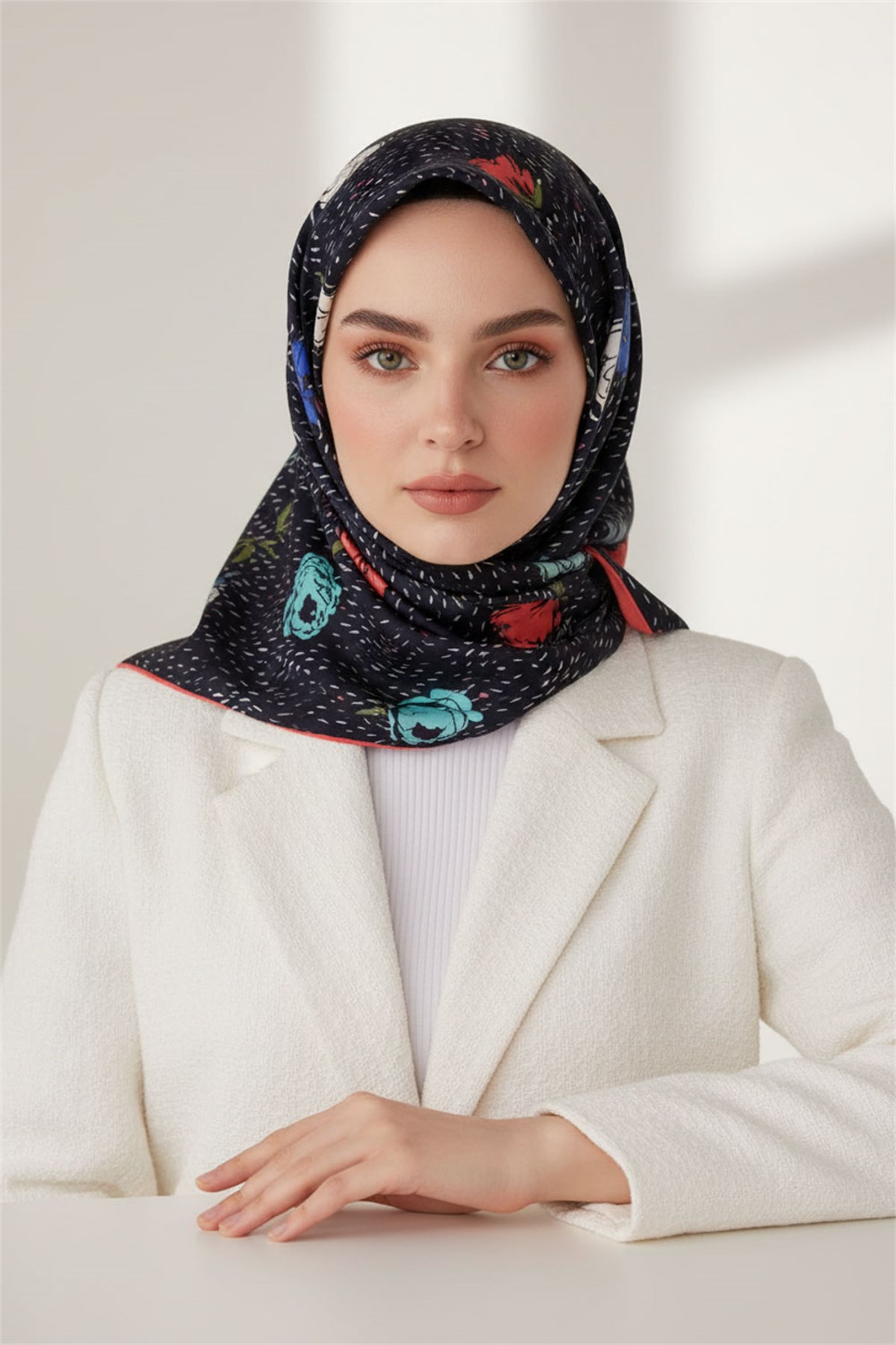 %100 Twill İpek Çıtır Çiçek Desenli Lacivert - Saks Renkli 90x90 Eşarp Dikim Şekli : El Dikişi