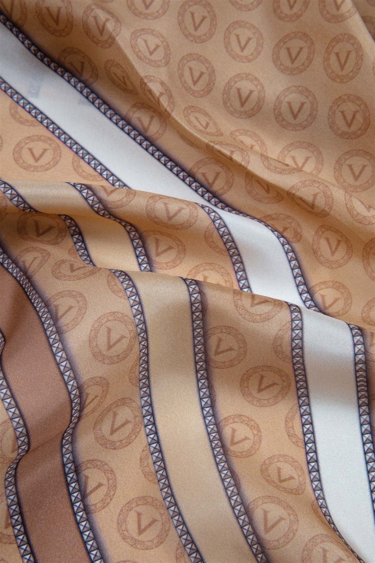 %100 Saf İpek Şal İnce Saten Vual Dokuma Monogram Desenli Gold - Beyaz Renkli 90x210 Şal