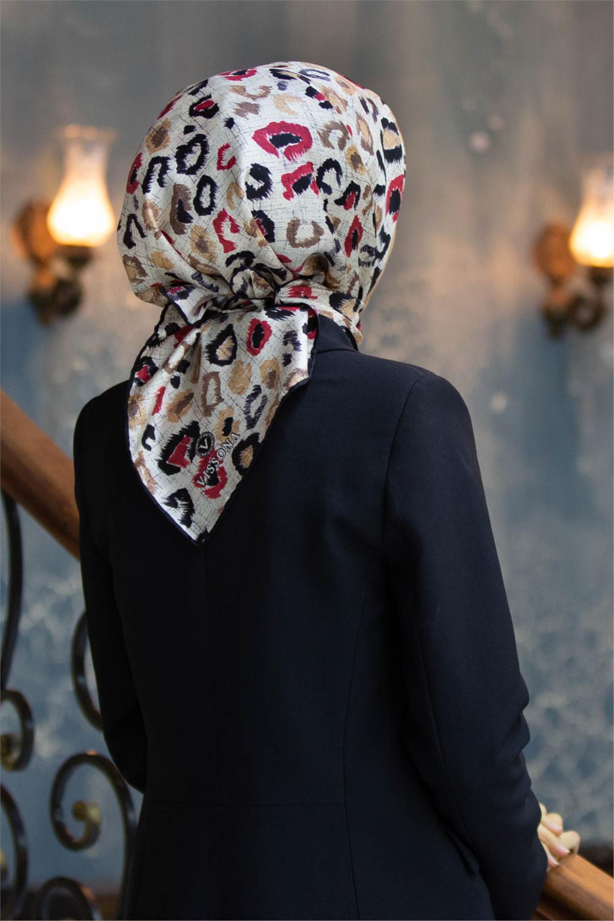 %100 Twill İpek Renkli Leopari Desenli Kırmızı - Siyah Renkli 90x90 Eşarp Kenar Dikiş Şekli El Dikişli