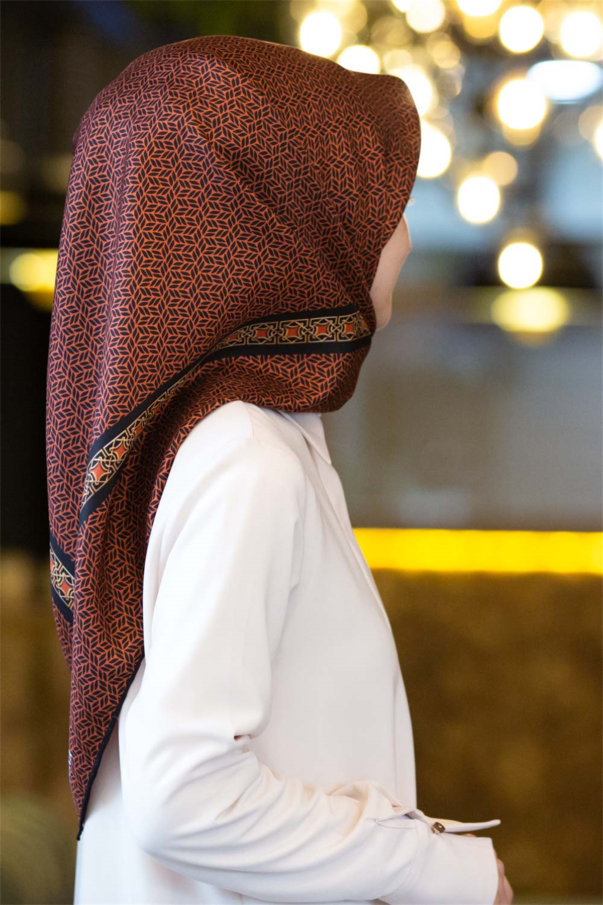 % 57 İPEK % 43 VİSKON Twill İpek Geometrik Desenli Taba - Siyah Renkli 90x90 Eşarp Dikim Şekli : El Dikişi