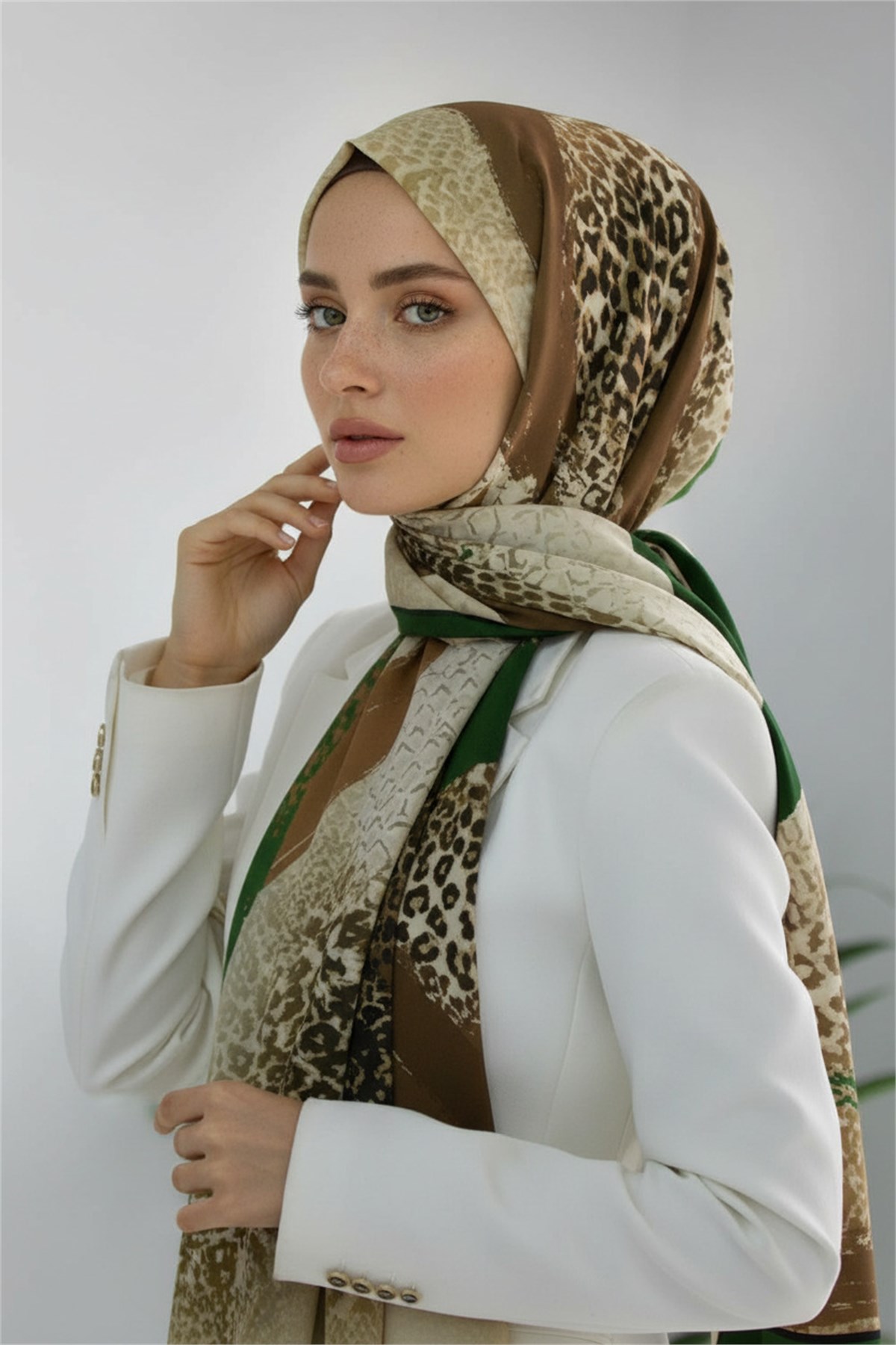 KREP RENKLİ FIRÇA VE LEOPAR DESENLİ ZÜMRÜT YEŞİLİ RENKLİ 75X195 KIRIŞMAZ ŞAL