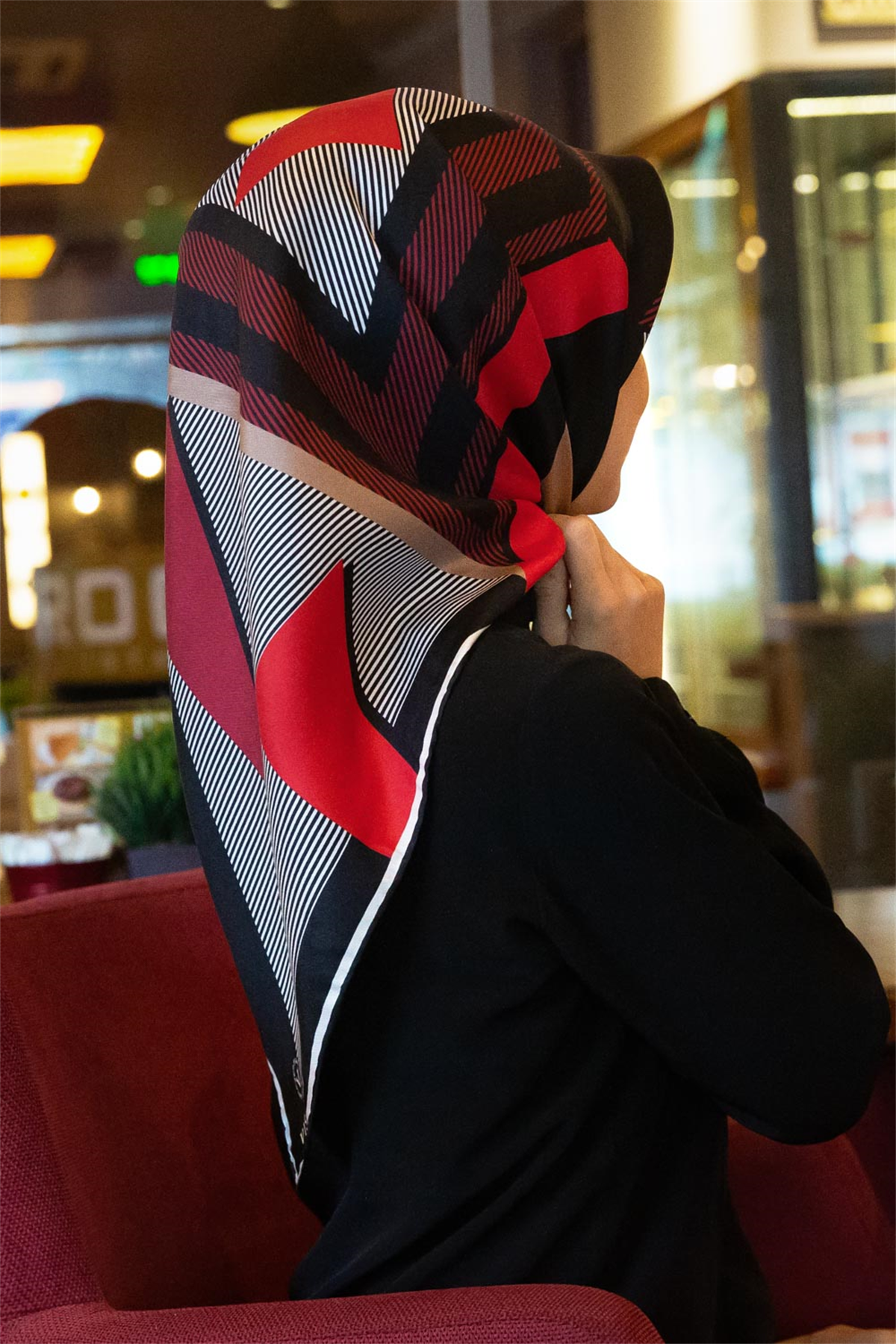 % 57 İPEK % 43 VİSKON Twill İpek Geometrik Desenli Bordo - Siyah Renkli 90x90 Eşarp Dikim Şekli : El Dikişi