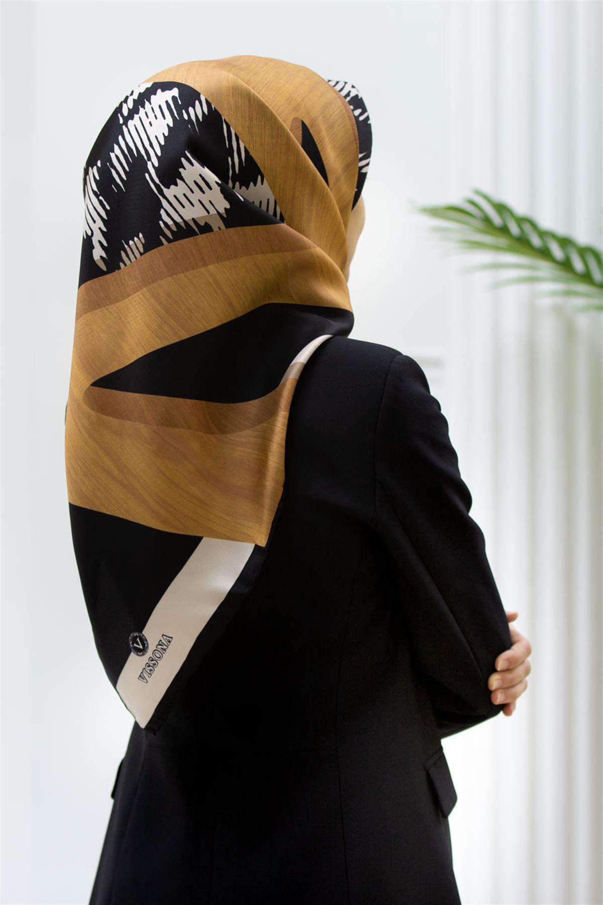 %100 Twill İpek Kazayağı Desenli Gold - Siyah Renkli 90x90 Eşarp Kenar Dikiş Şekli El Dikişli