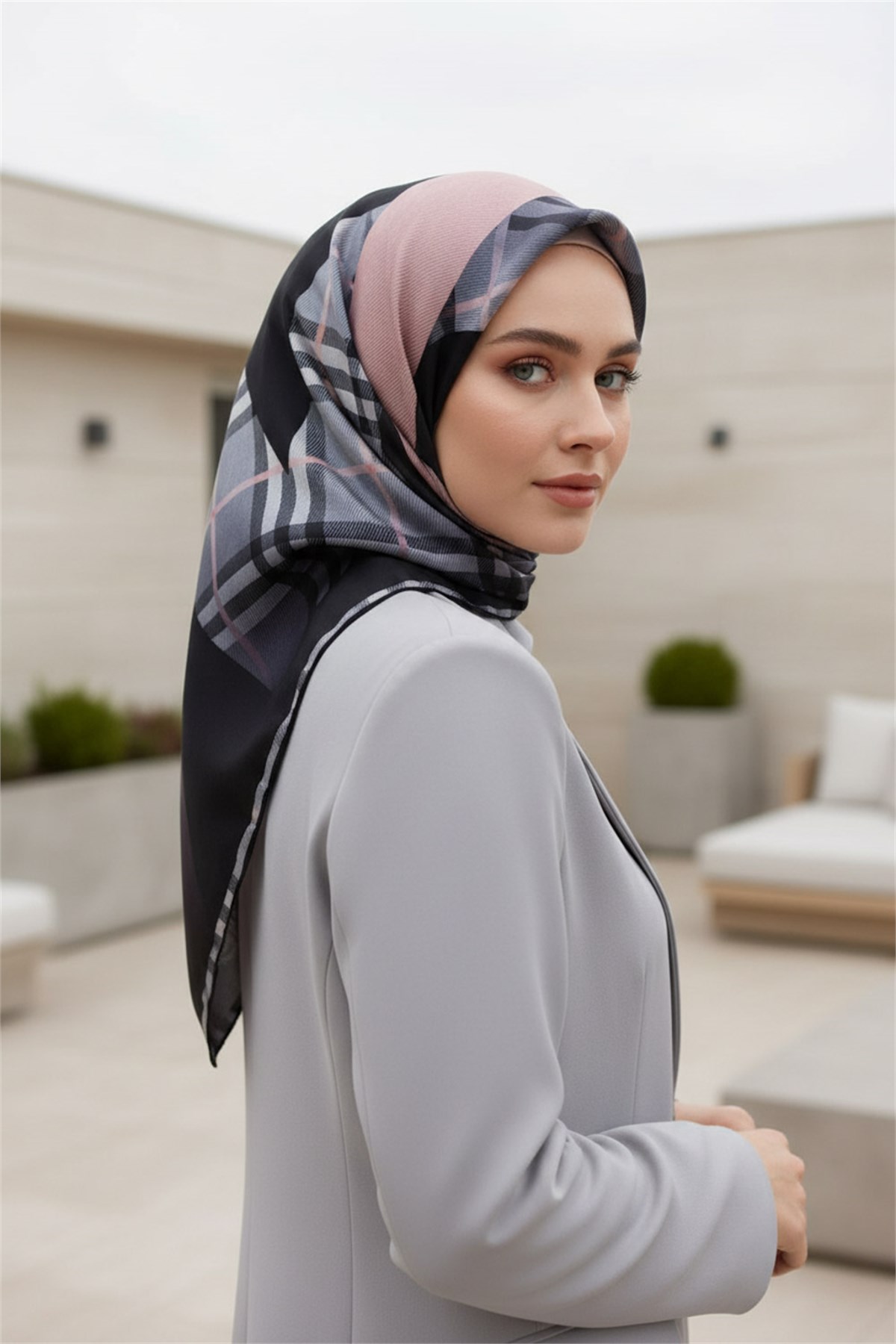 %100 Twill İpek Eşarp 90x90 Pudra Siyah Ekose Desenli El Dikişli Kadın Eşarp