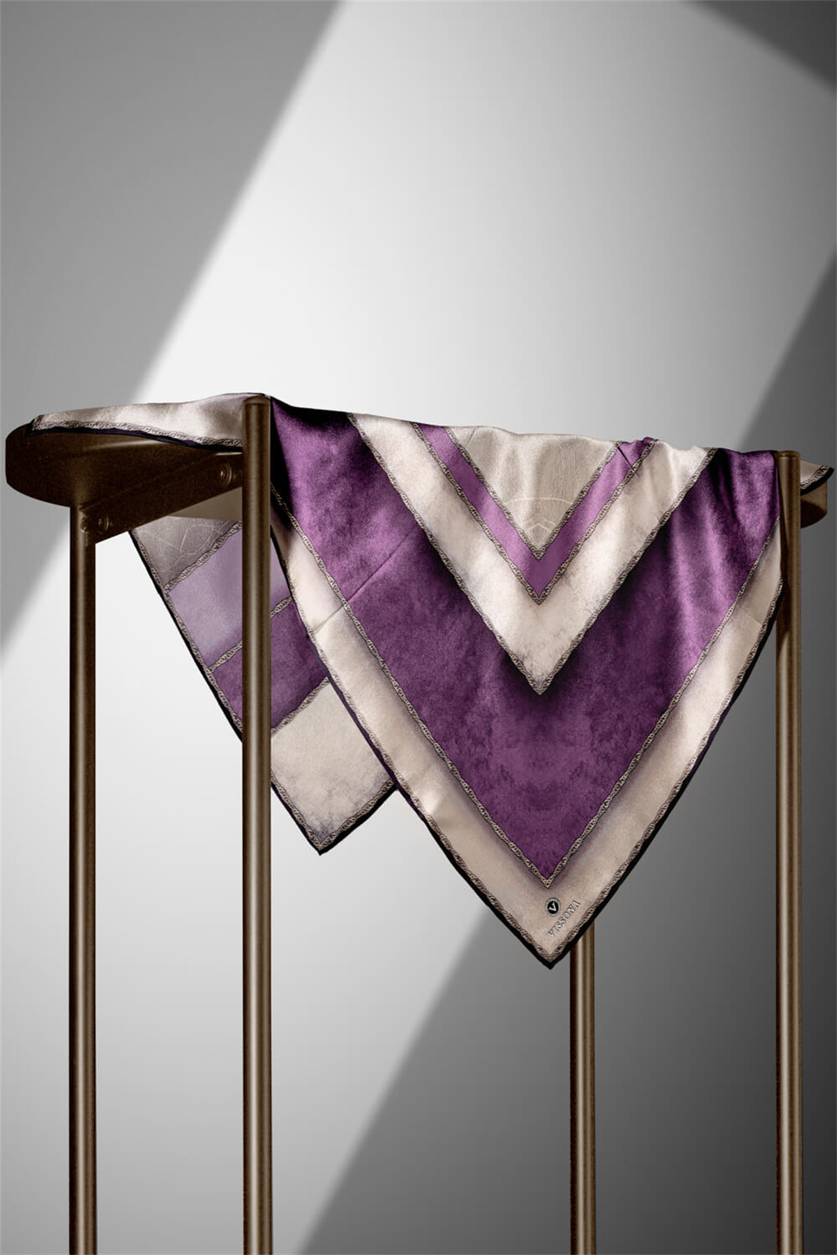 % 57 İPEK % 43 VİSKON Twill İpek Dokulu Geometrik Desenli Lila - Bej Renkli 90x90 Eşarp Dikim Şekli : El Dikişi