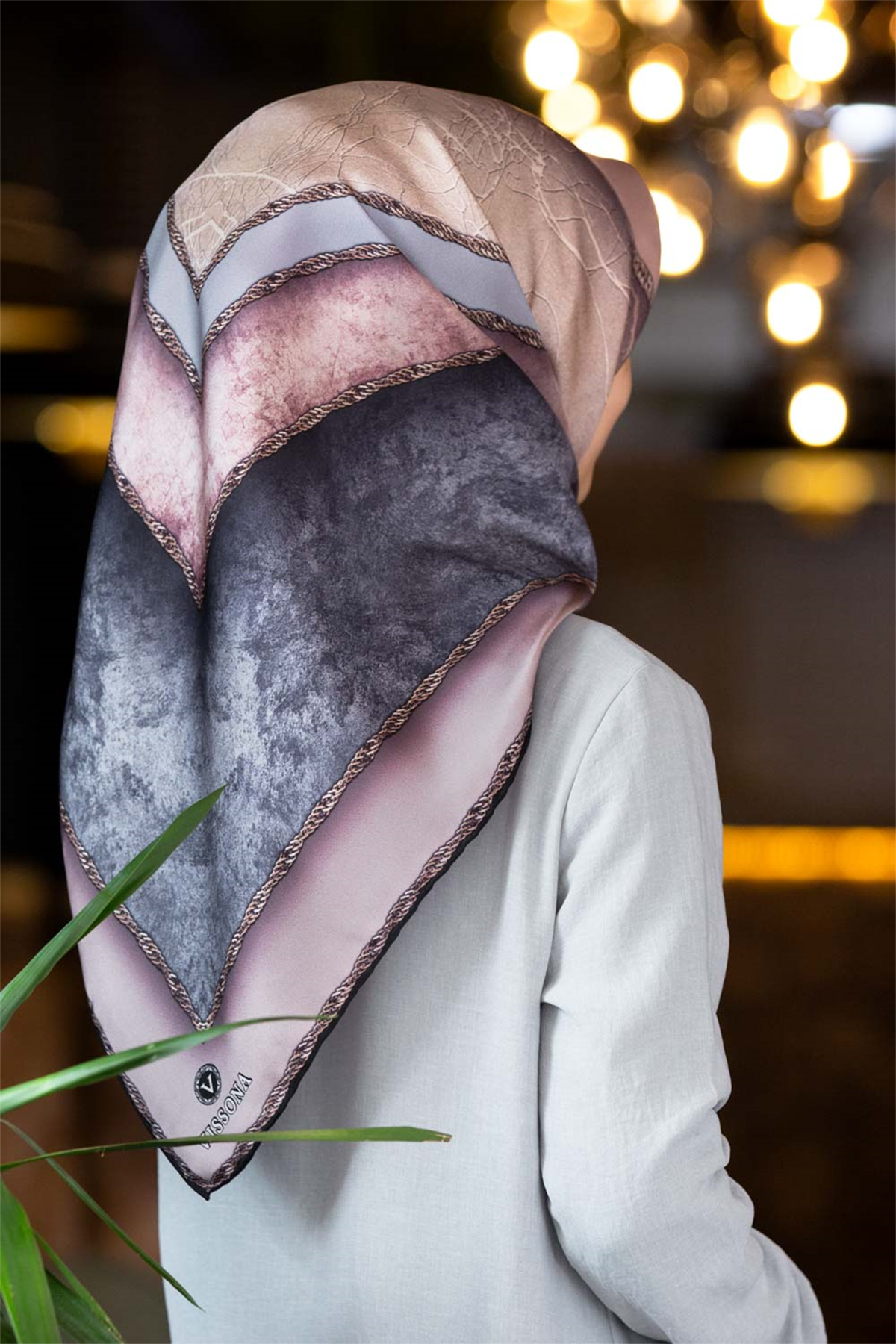 % 57 İPEK % 43 VİSKON Twill İpek Dokulu Geometrik Desenli Pudra - Gri Renkli 90x90 Eşarp Dikim Şekli : El Dikişi