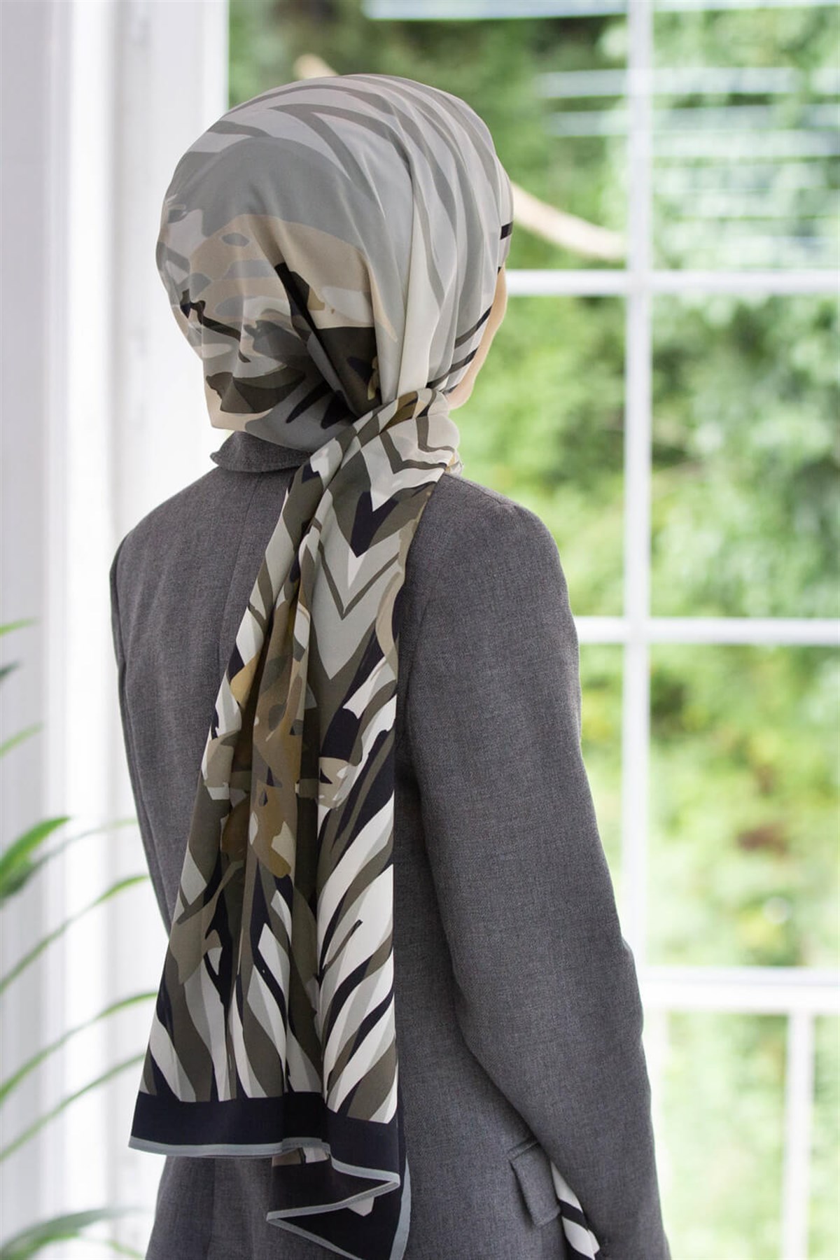 KREP ZEBRA VE ÇİÇEK DESENLİ GRİ RENKLİ 75X195 KIRIŞMAZ ŞAL