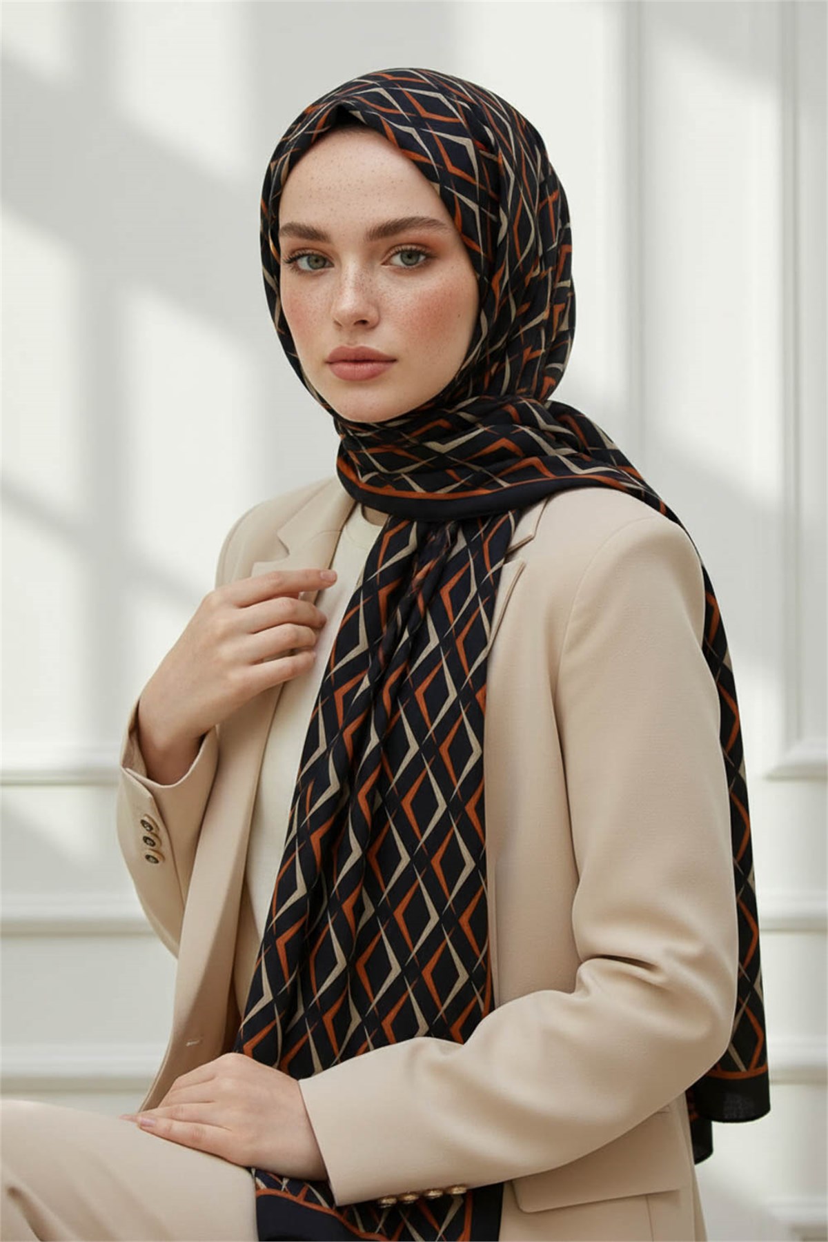 KREP GEOMETRİK DESENLİ SİYAH - TABA RENKLİ 75X195 KIRIŞMAZ ŞAL